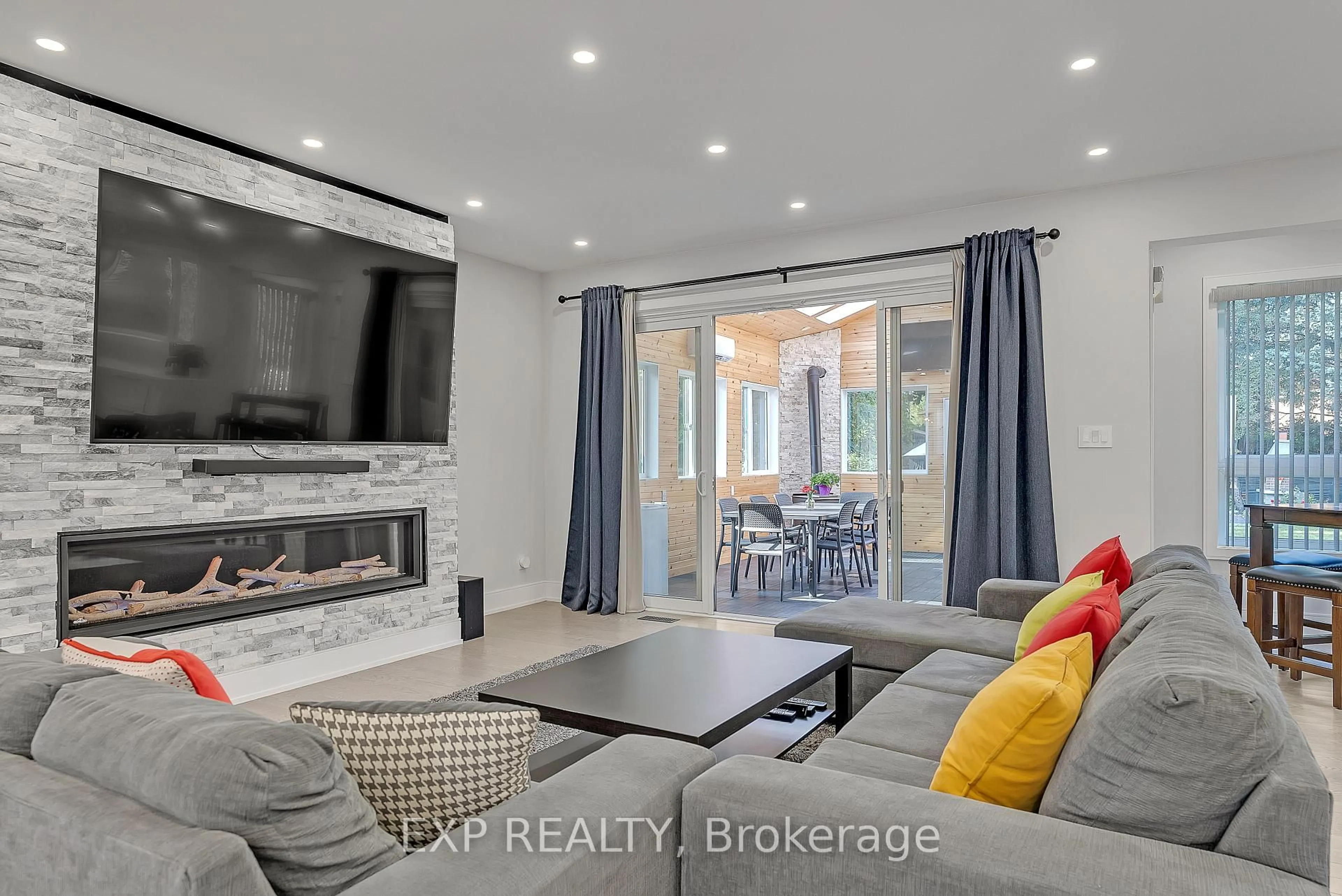 Living room with furniture, unknown for 393 Burnhamthorpe Rd, Toronto Ontario M9B 2A7