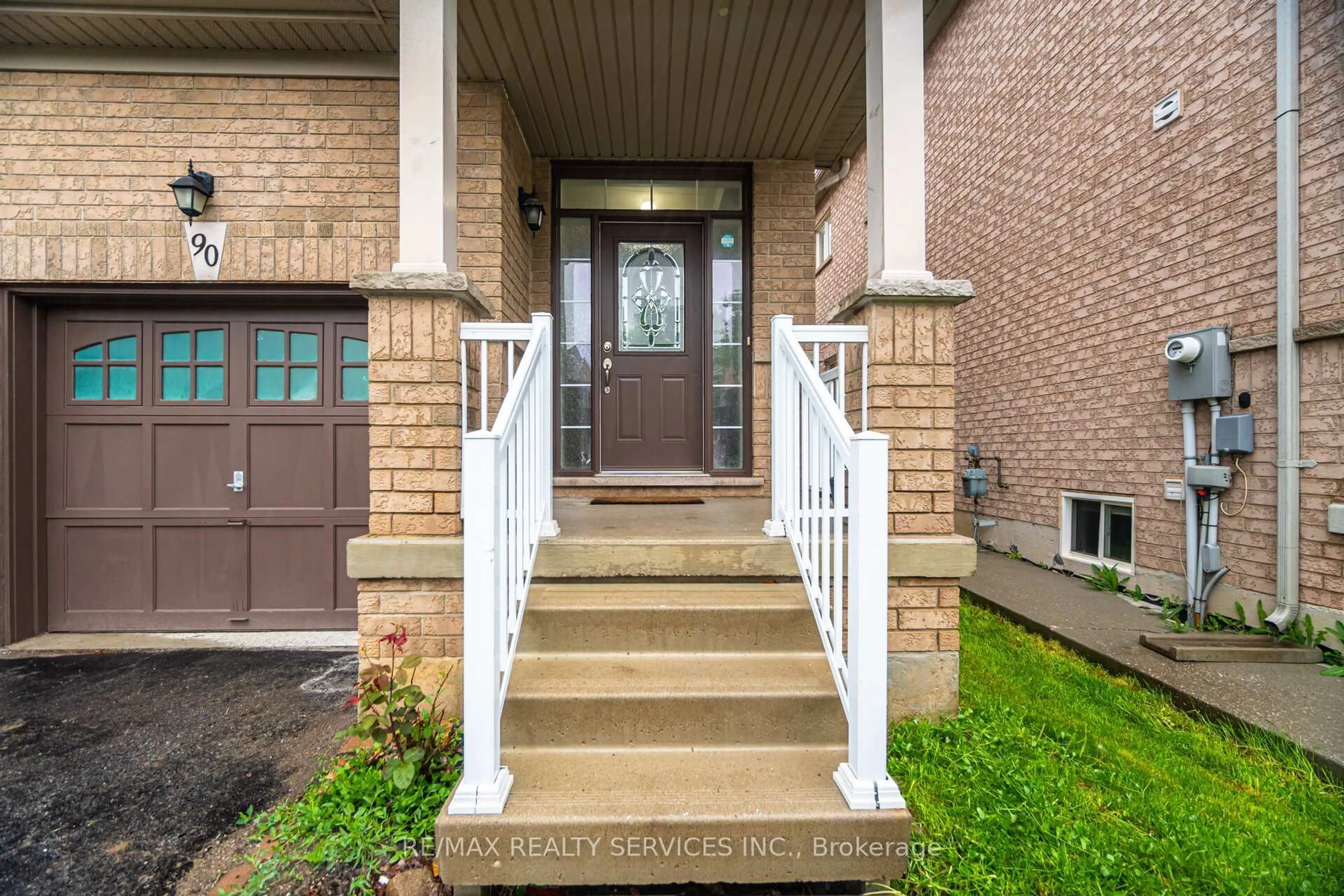 Indoor entryway for 90 Crumlin Cres, Brampton Ontario L6X 0Y4
