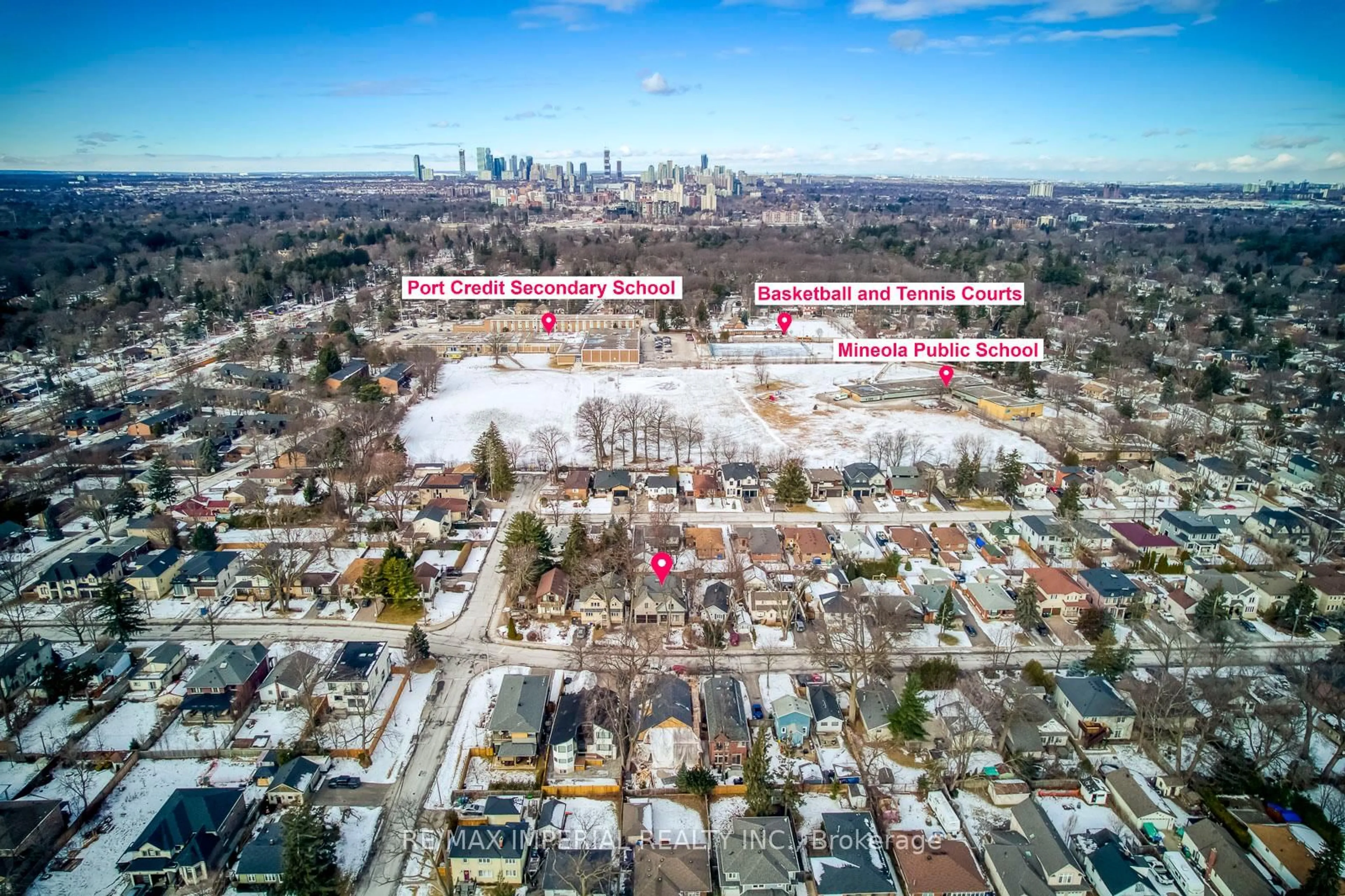 A pic from outside/outdoor area/front of a property/back of a property/a pic from drone, city buildings view from balcony for 105 Eaglewood Blvd, Mississauga Ontario L5G 1V8