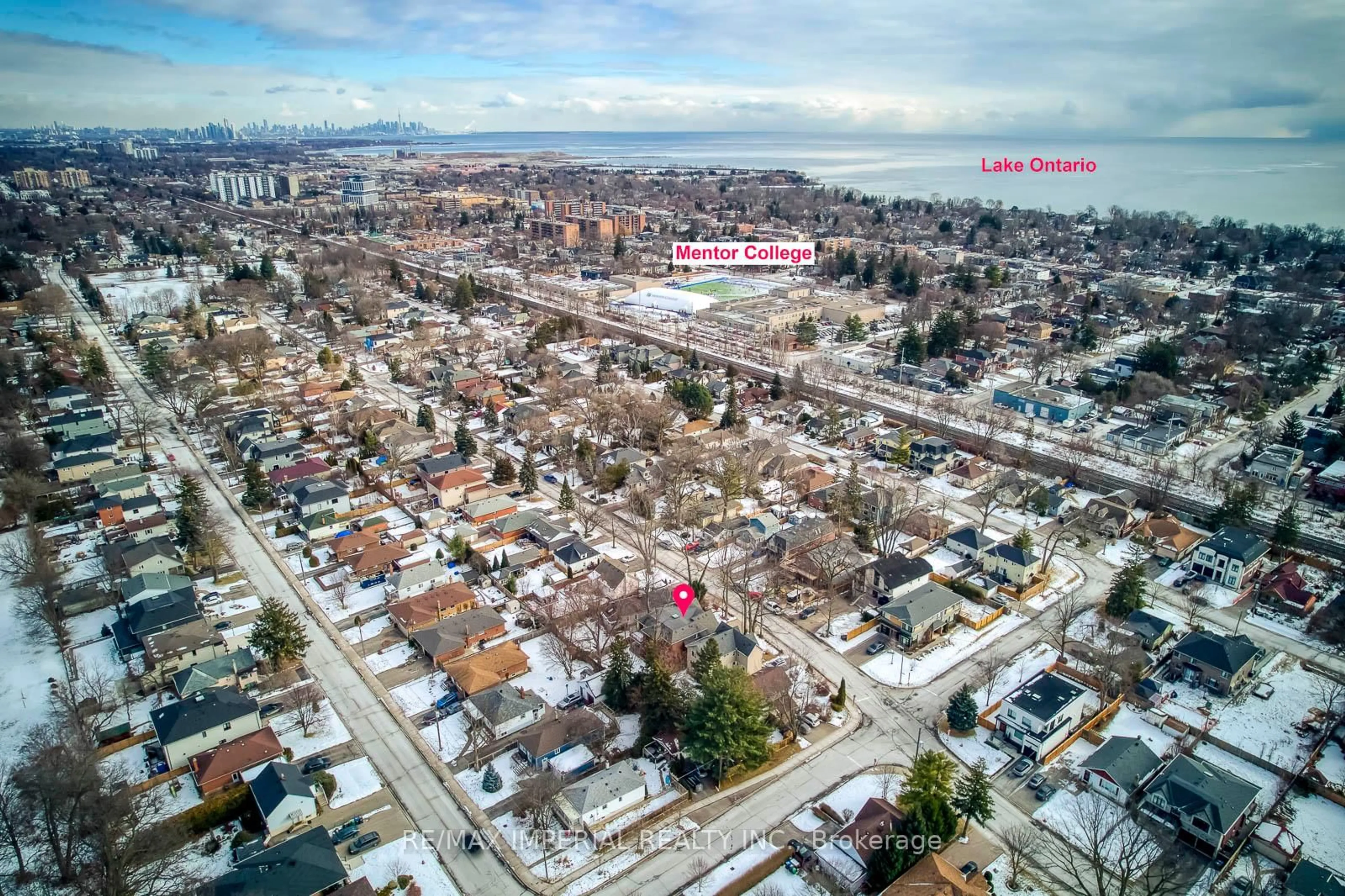 A pic from outside/outdoor area/front of a property/back of a property/a pic from drone, street for 105 Eaglewood Blvd, Mississauga Ontario L5G 1V8