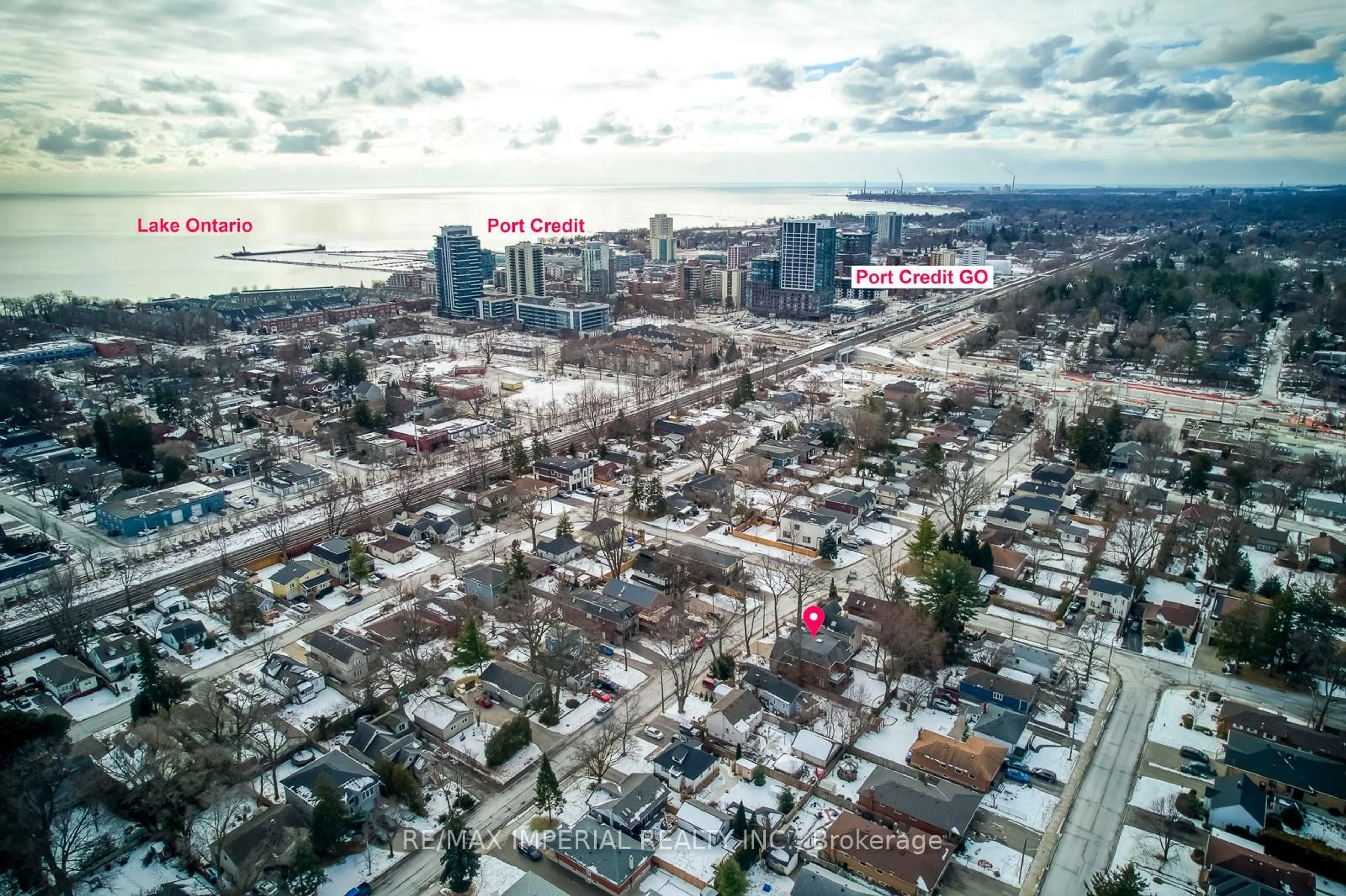 A pic from outside/outdoor area/front of a property/back of a property/a pic from drone, street for 105 Eaglewood Blvd, Mississauga Ontario L5G 1V8