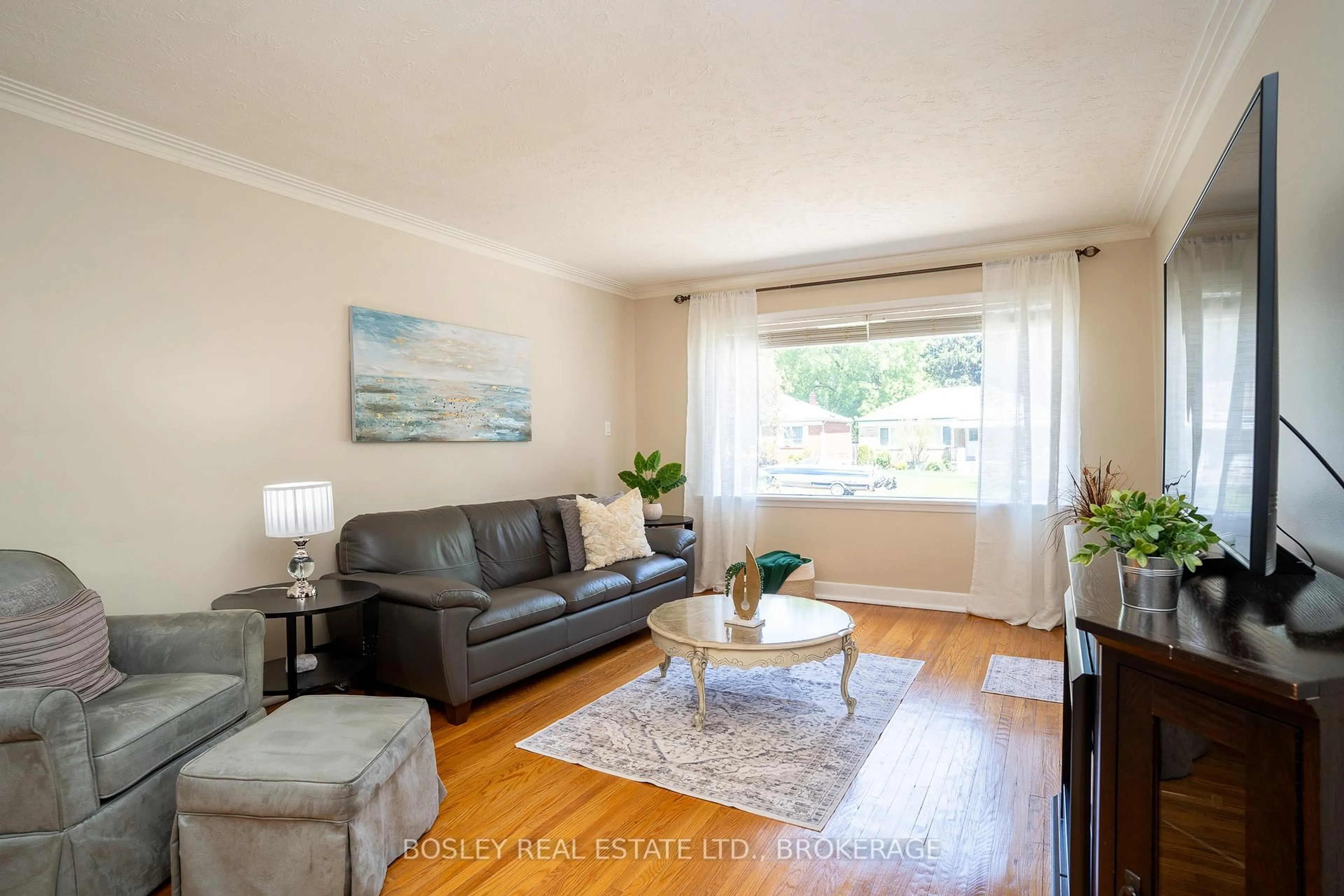 Living room with furniture, wood/laminate floor for 1568 Asgard Dr, Mississauga Ontario L5E 2B9