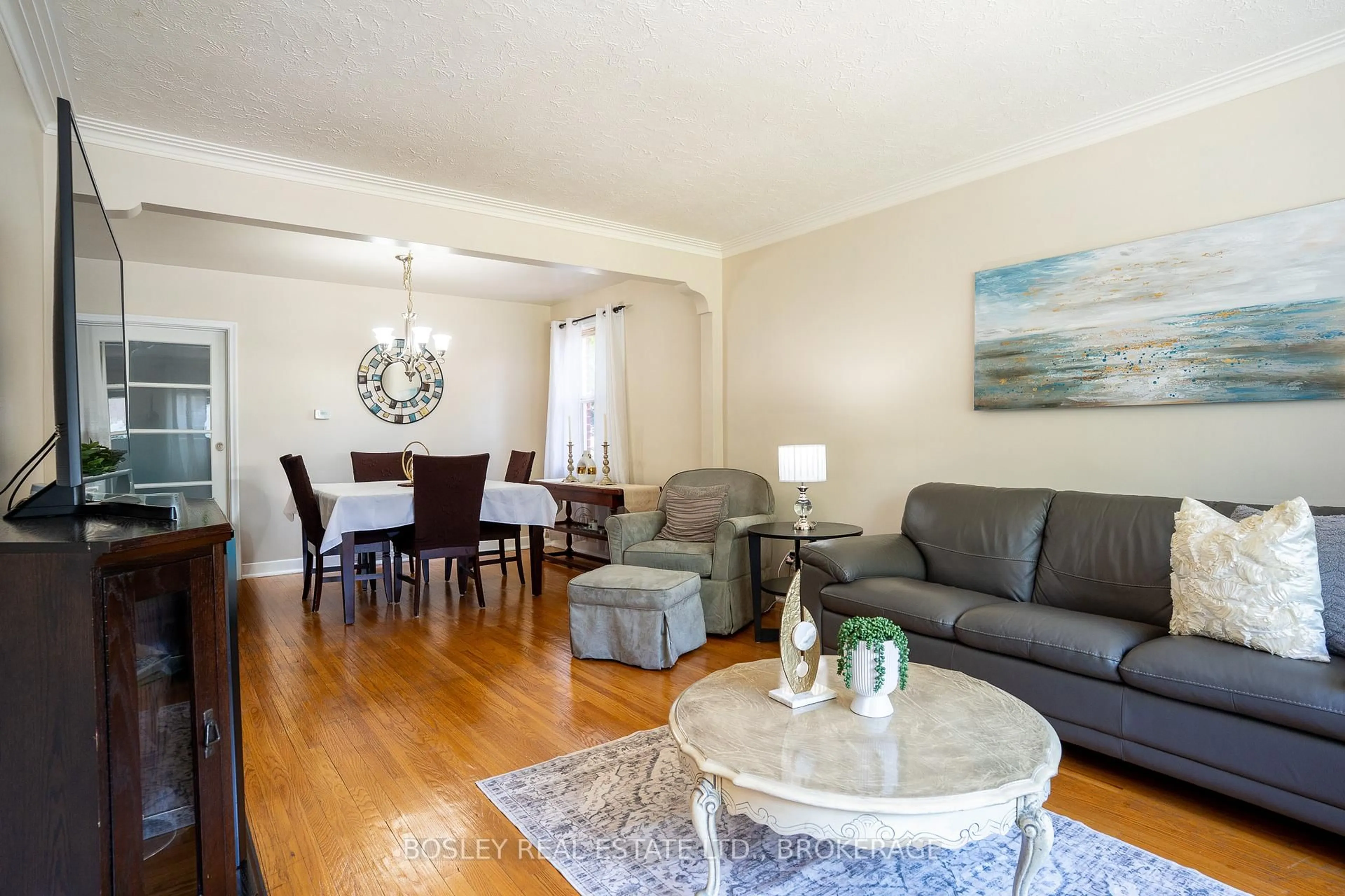 Living room with furniture, wood/laminate floor for 1568 Asgard Dr, Mississauga Ontario L5E 2B9