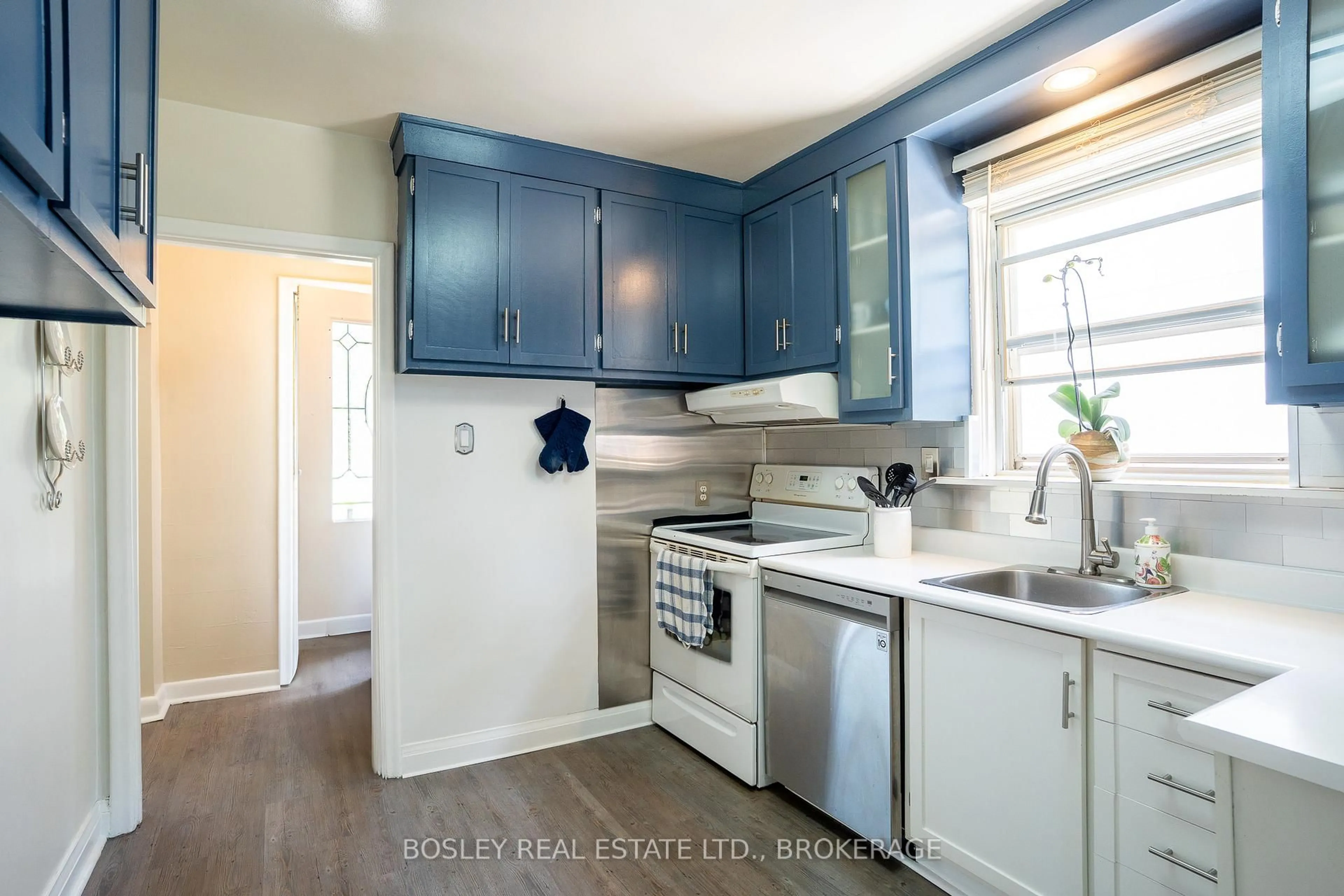 Standard kitchen, unknown for 1568 Asgard Dr, Mississauga Ontario L5E 2B9