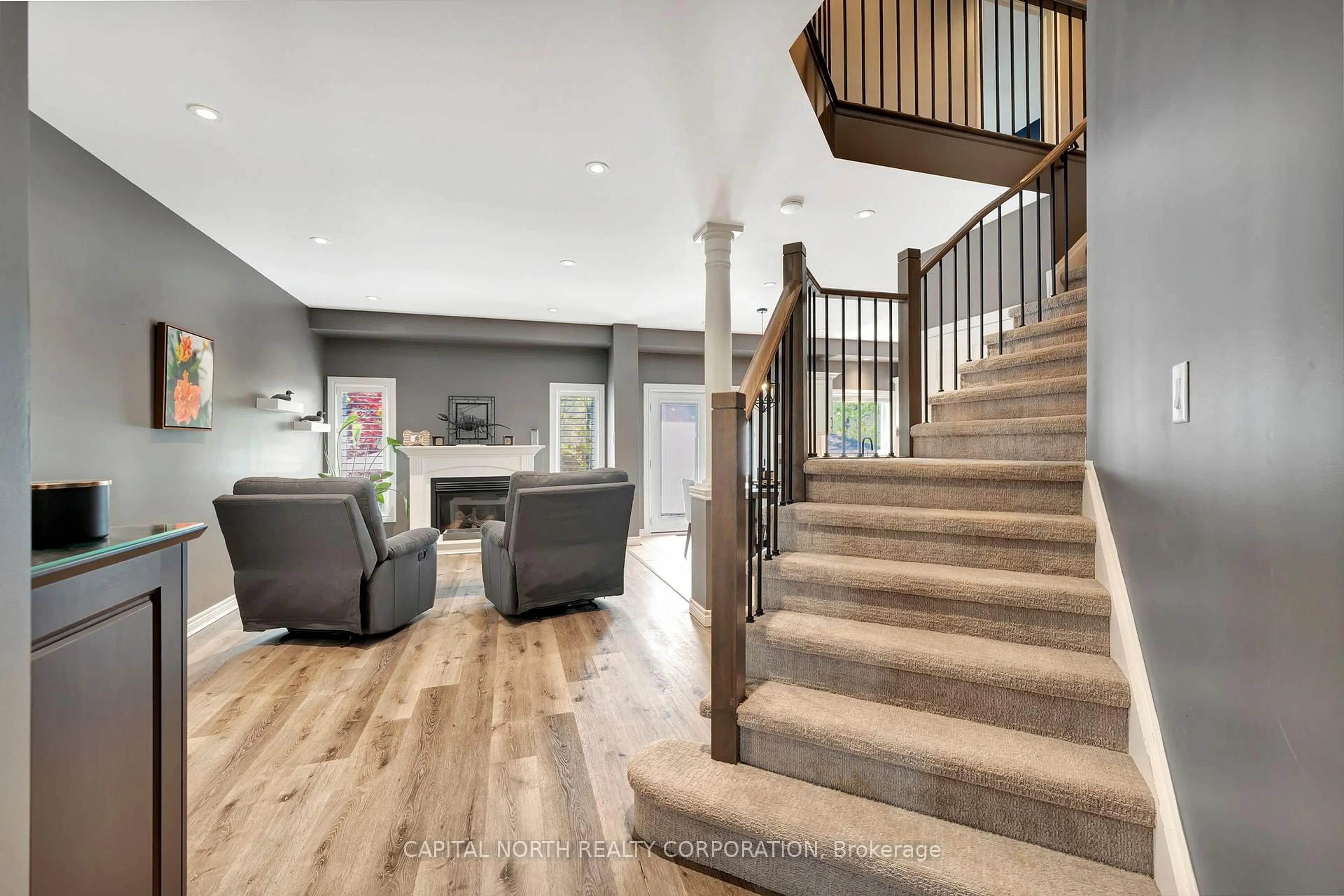 Indoor foyer for 5216 Autumn Harvest Way, Burlington Ontario L7L 7J5