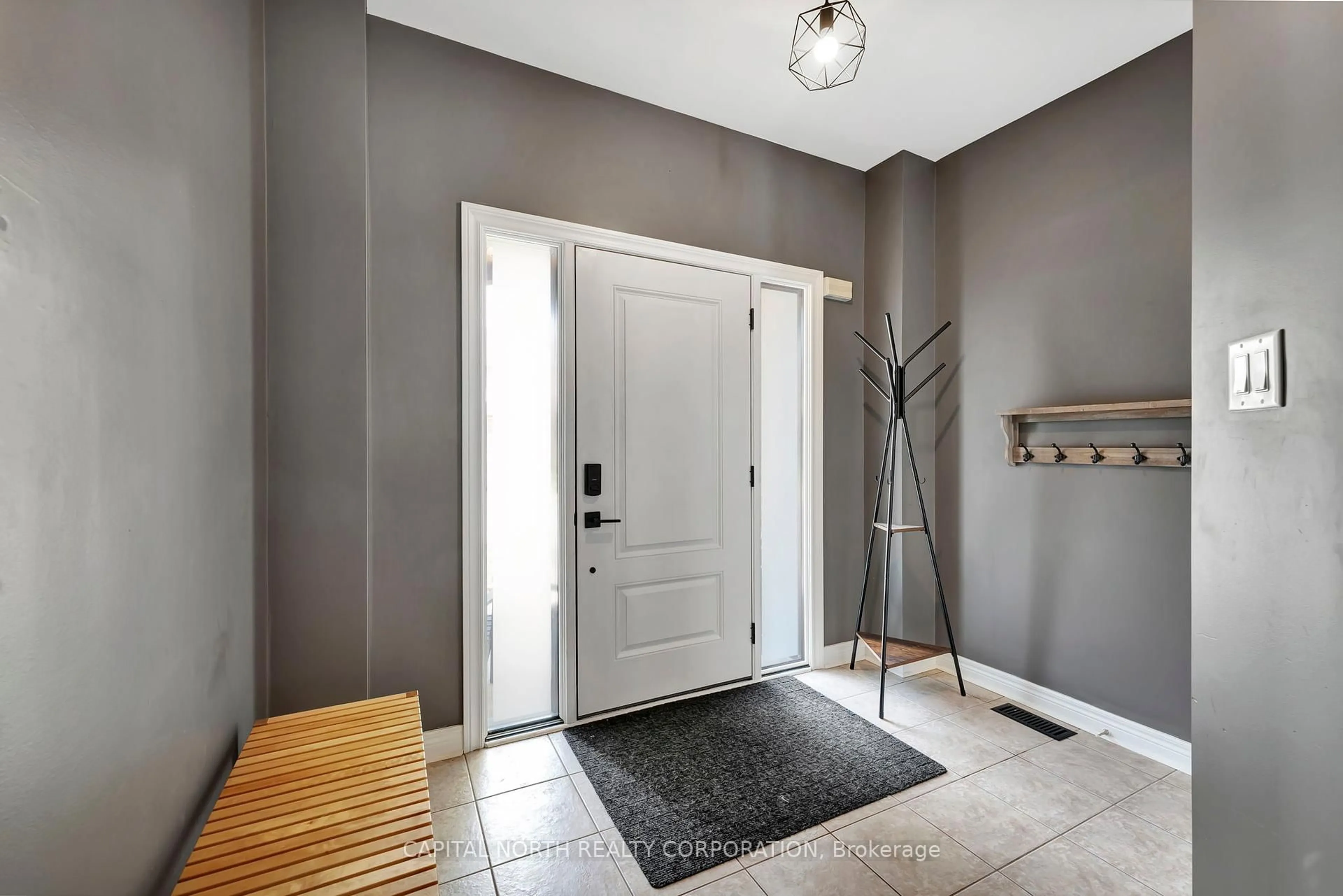 Indoor entryway for 5216 Autumn Harvest Way, Burlington Ontario L7L 7J5