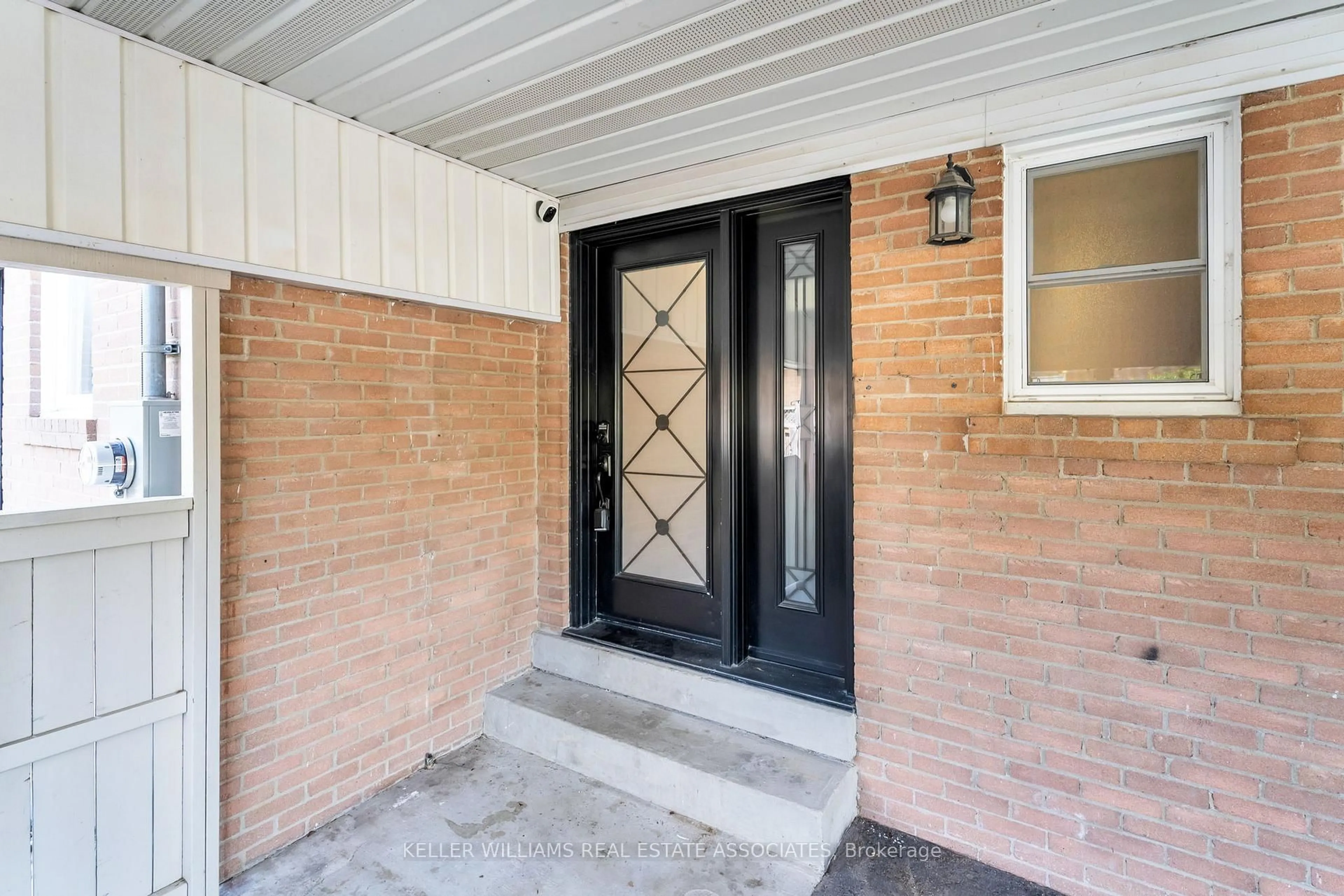Indoor entryway for 21 Bairstow Cres, Halton Hills Ontario L7G 1L9