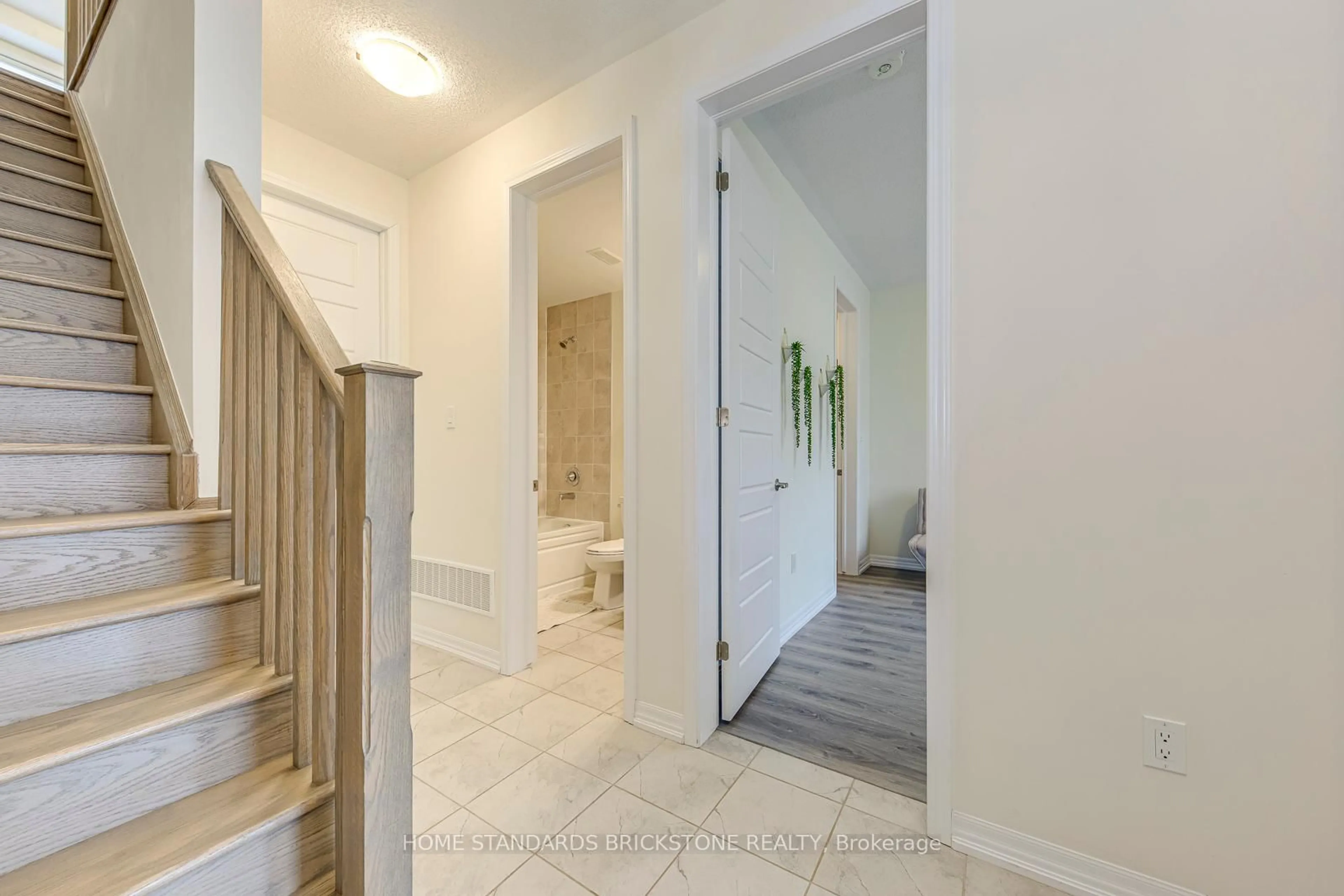 Indoor entryway for 230 Harold Dent Tr, Oakville Ontario L6M 1S2