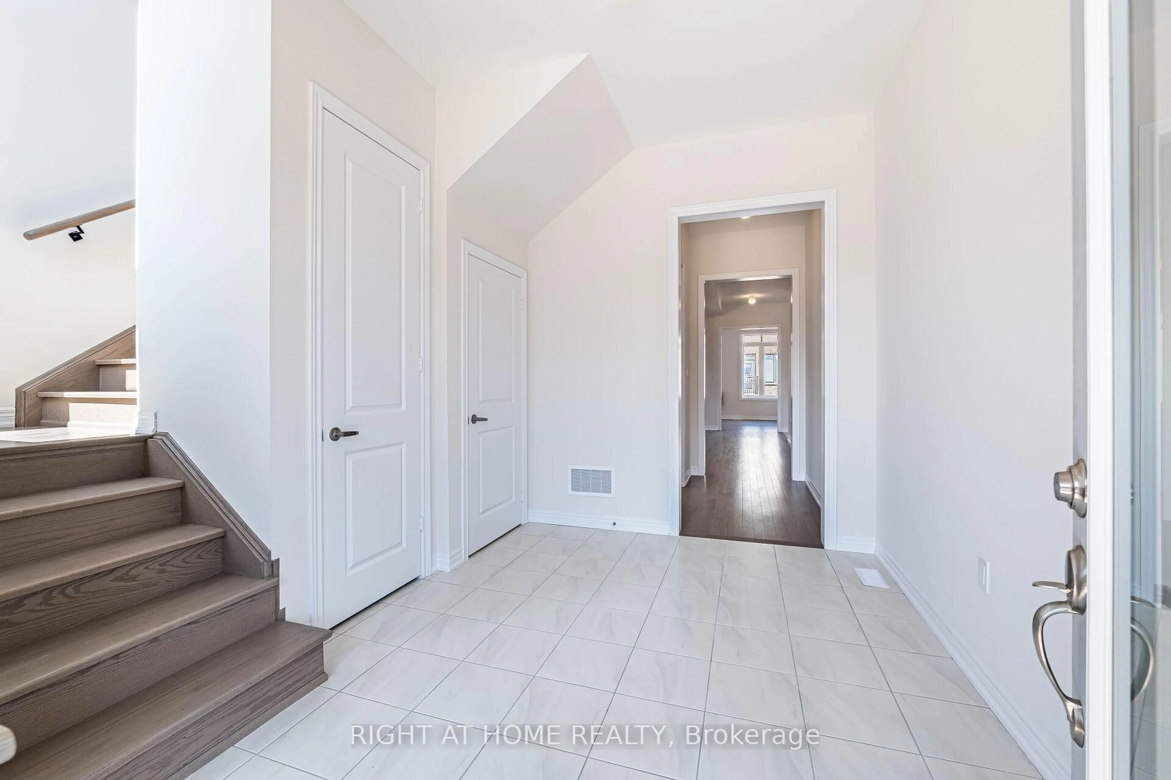 Indoor entryway for 863 Plum Pl, Milton Ontario L9T 7E7