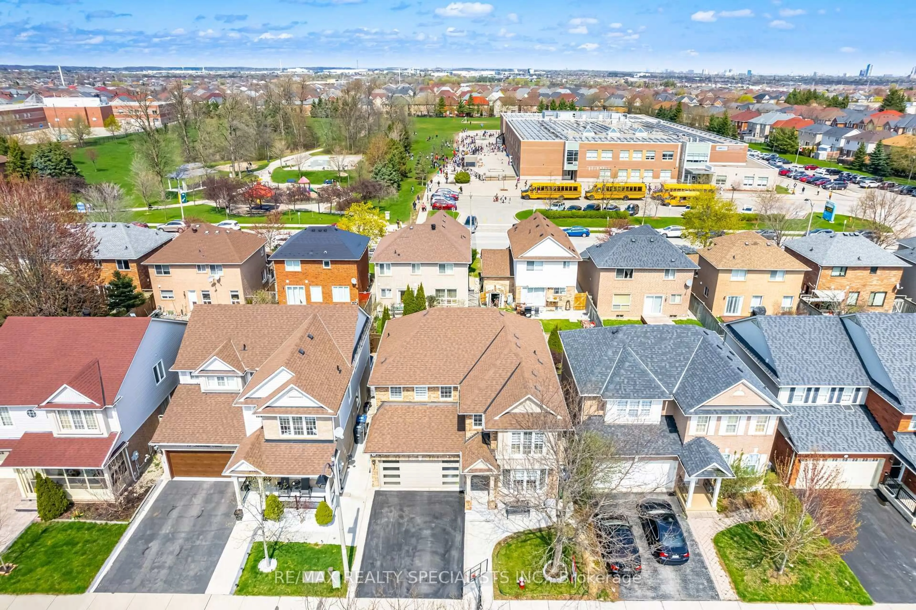 A pic from outside/outdoor area/front of a property/back of a property/a pic from drone, unknown for 11 Redcastle St, Brampton Ontario L7A 1P1