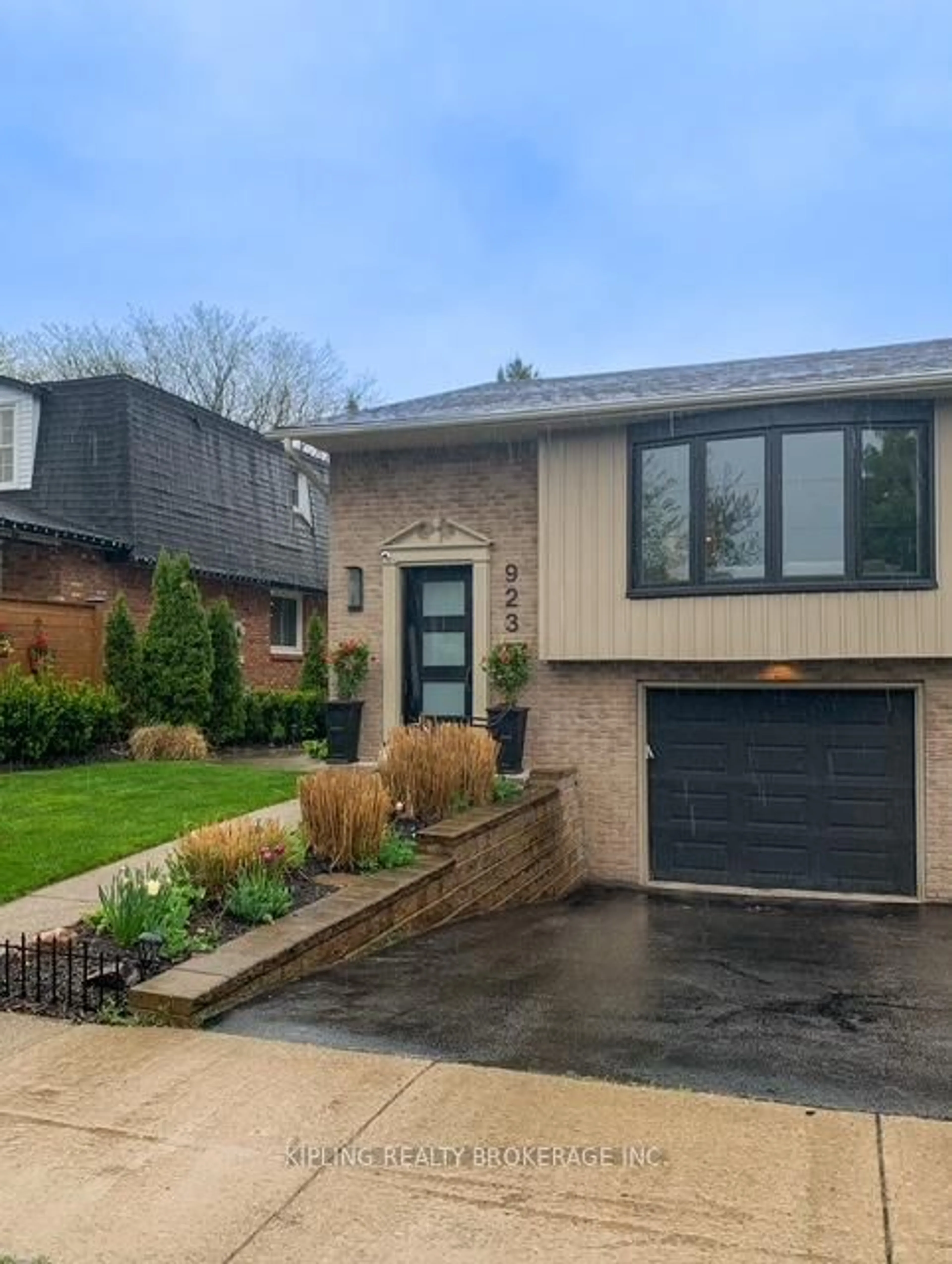 Home with brick exterior material, street for 923 Daryl Dr, Burlington Ontario L7T 4C1