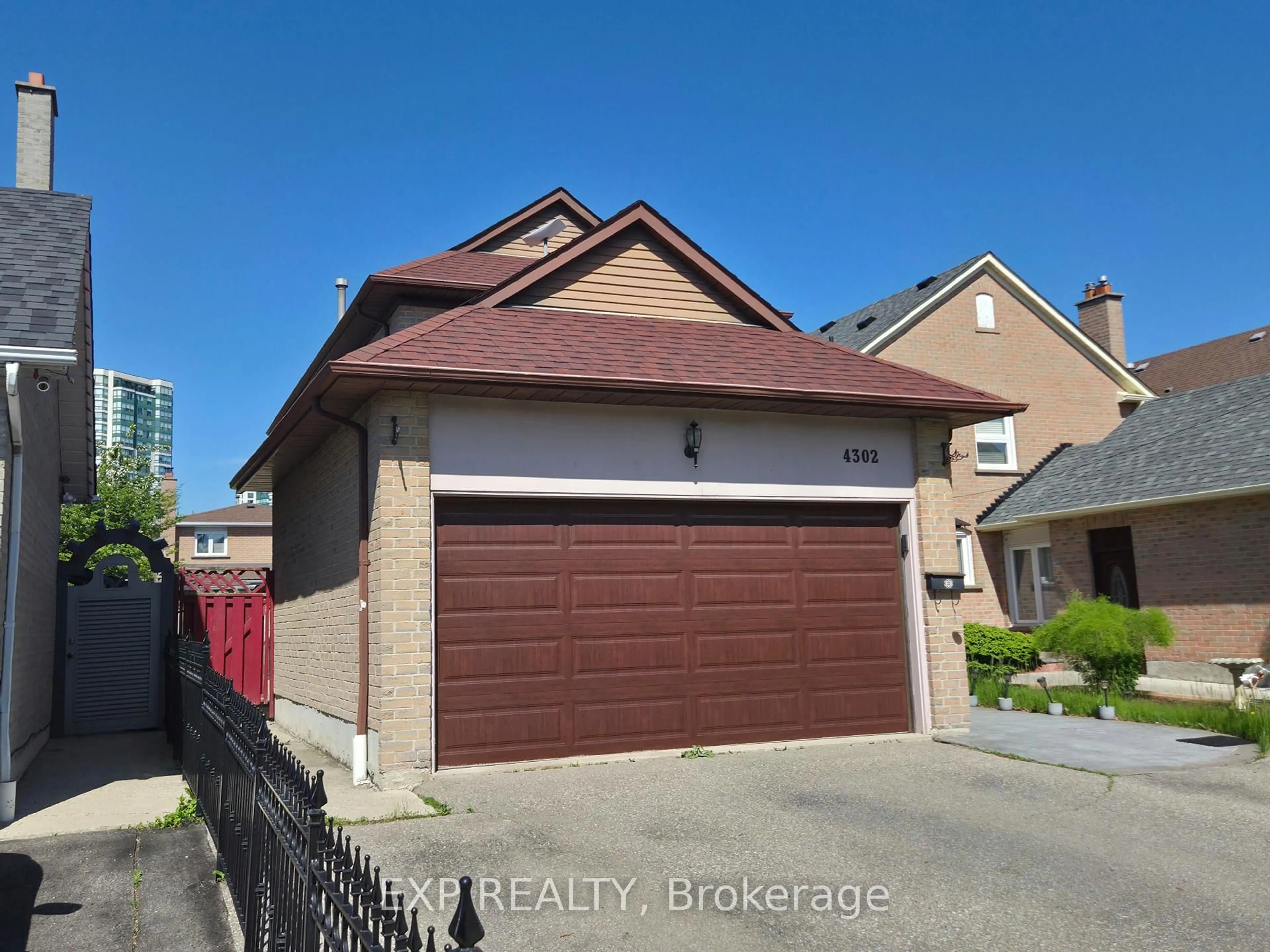 Indoor garage for 4302 Mayflower Dr, Mississauga Ontario L5R 1T7