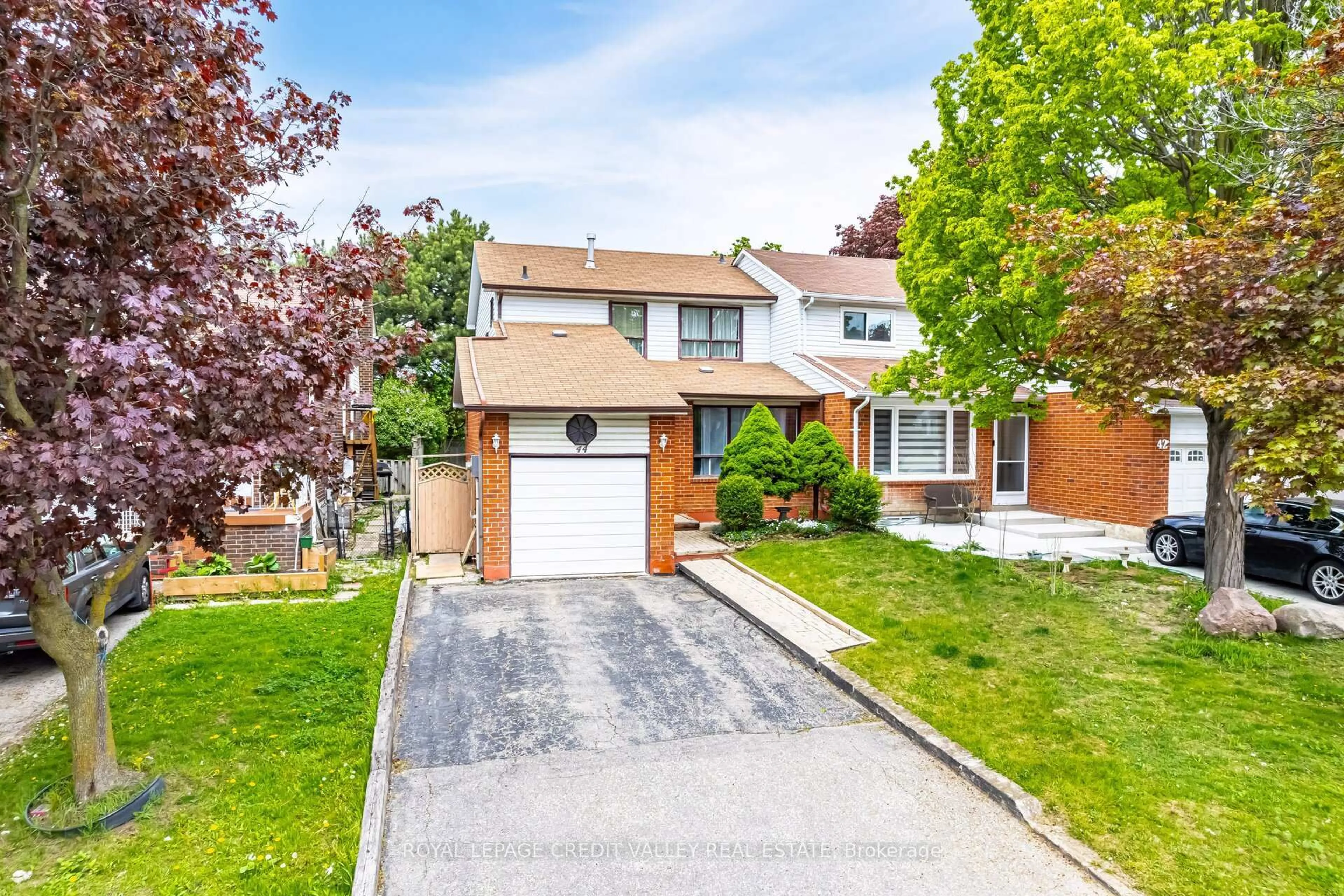 Home with brick exterior material, street for 44 Courtleigh Sq, Brampton Ontario L6Z 1J3