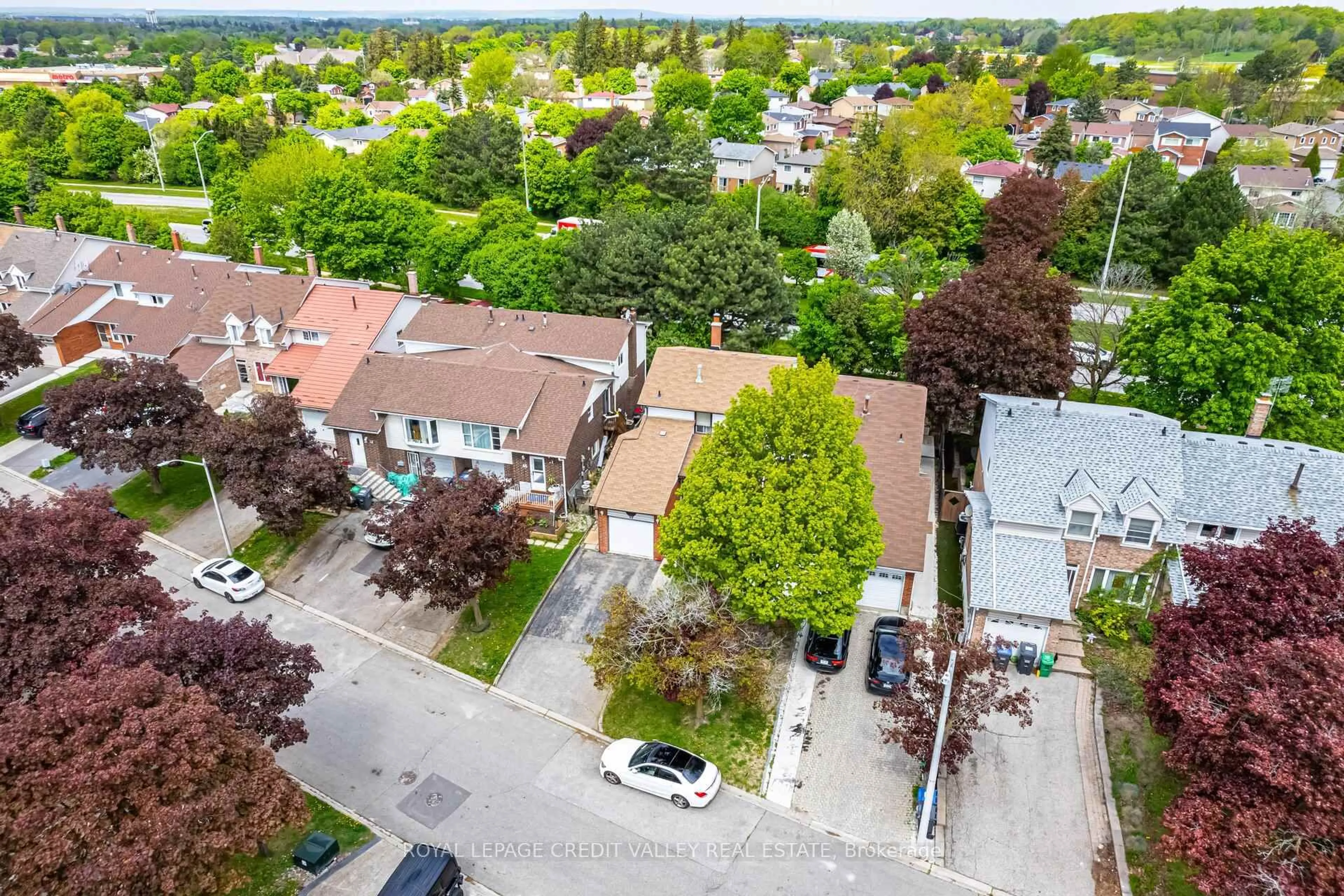 A pic from outside/outdoor area/front of a property/back of a property/a pic from drone, street for 44 Courtleigh Sq, Brampton Ontario L6Z 1J3