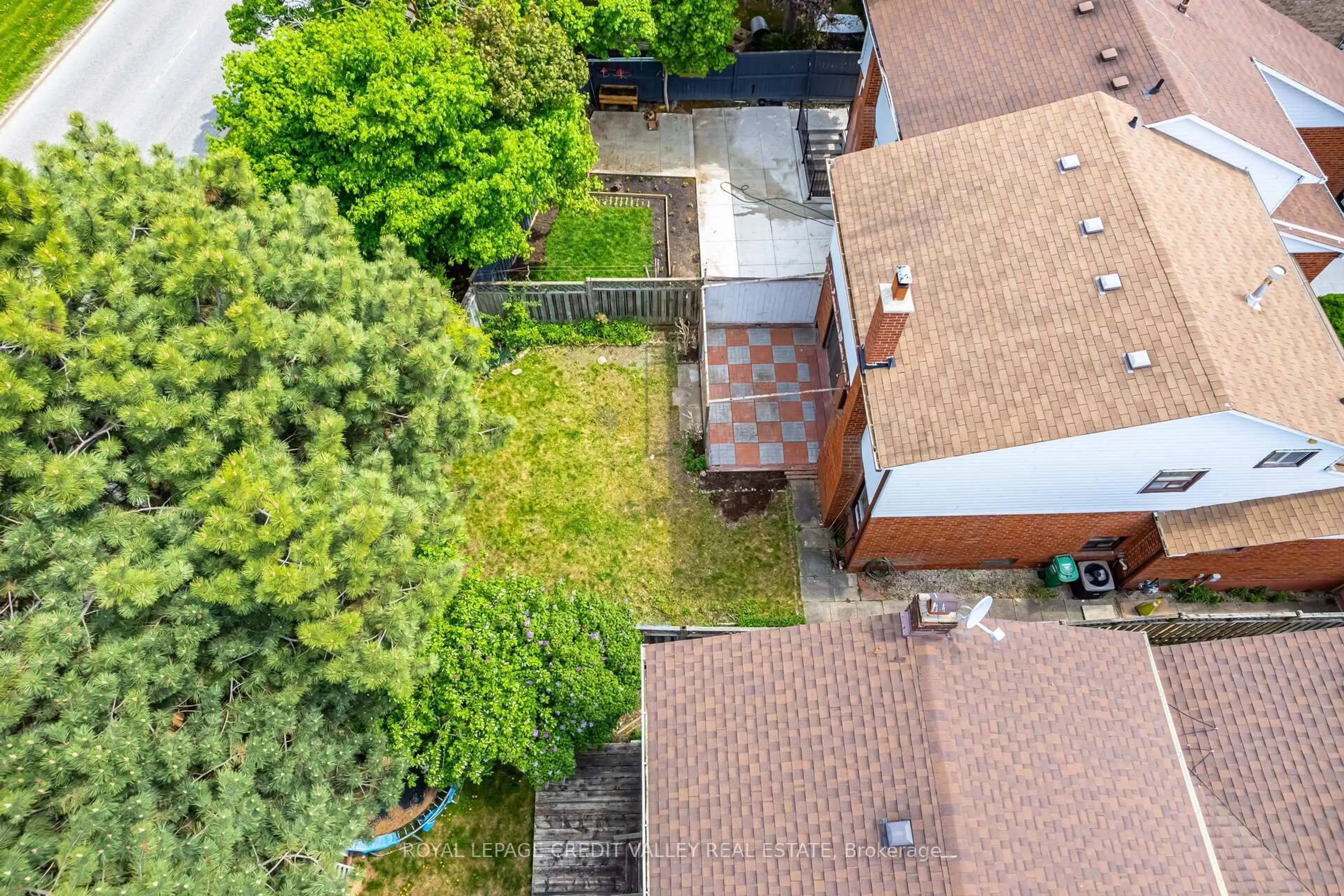 A pic from outside/outdoor area/front of a property/back of a property/a pic from drone, unknown for 44 Courtleigh Sq, Brampton Ontario L6Z 1J3