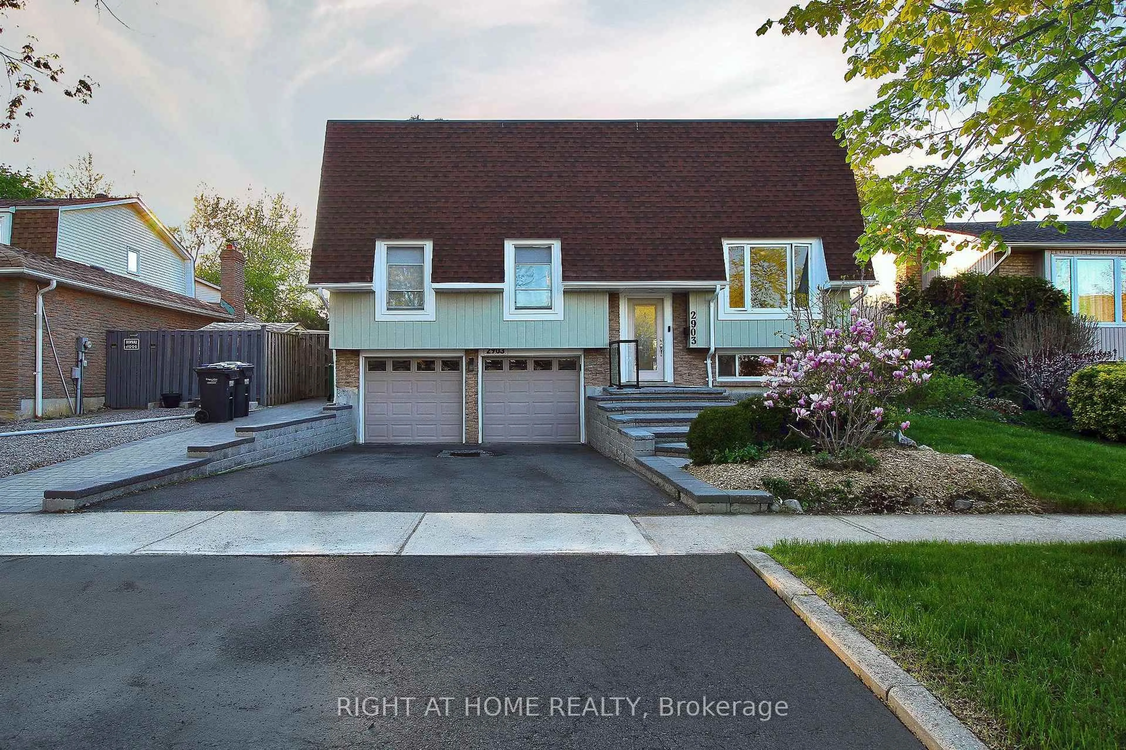 Home with vinyl exterior material, street for 2903 Quetta Mews, Mississauga Ontario L5N 1Z6