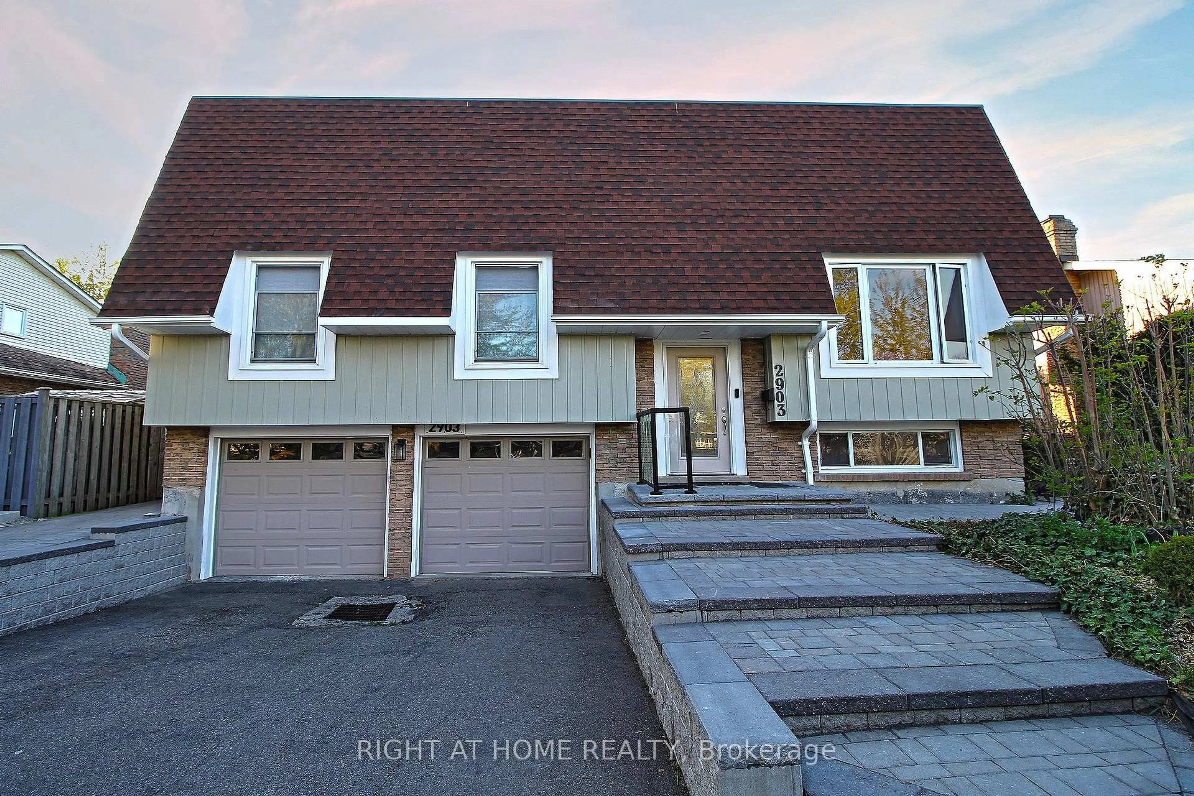 A pic from outside/outdoor area/front of a property/back of a property/a pic from drone, street for 2903 Quetta Mews, Mississauga Ontario L5N 1Z6