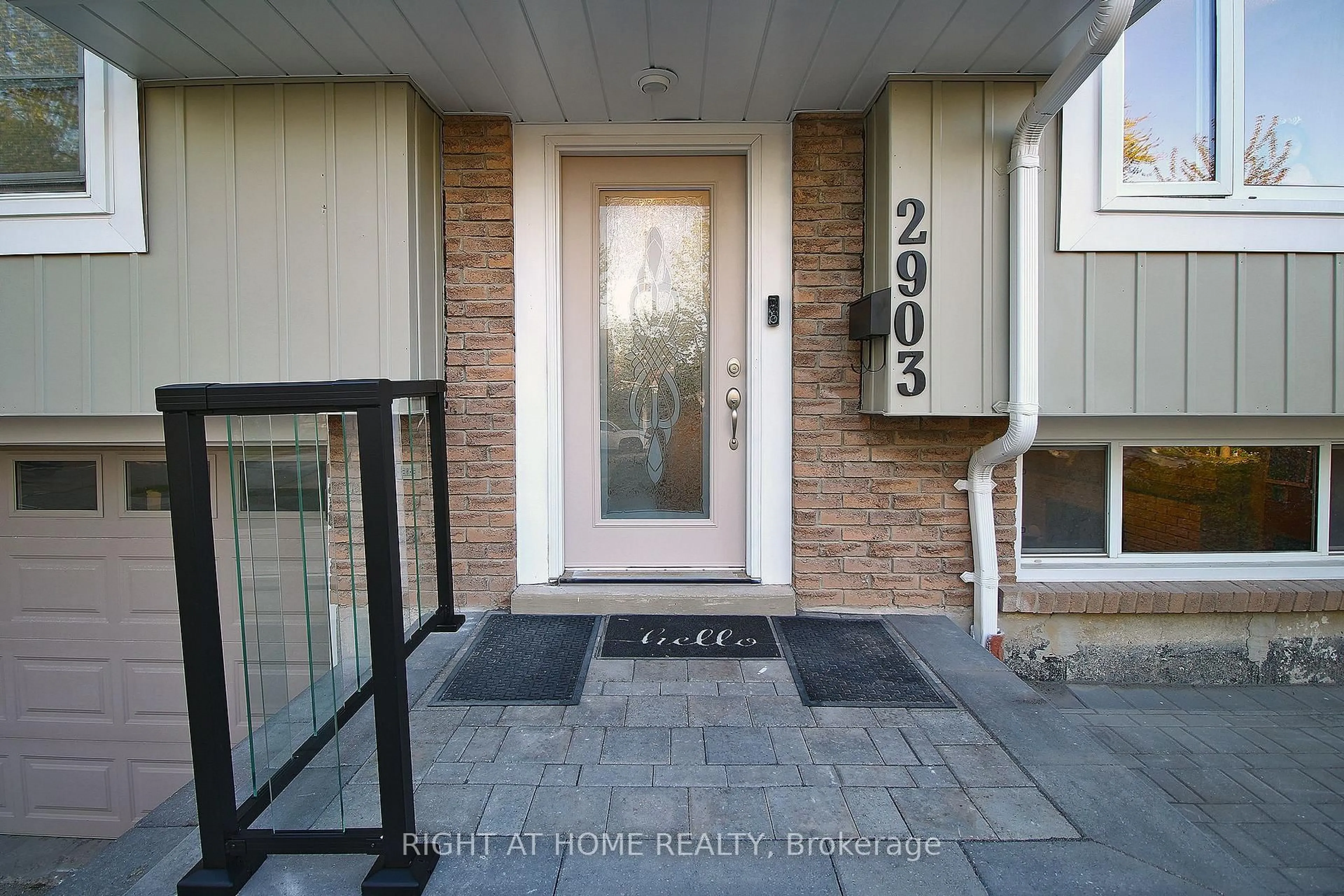 Indoor entryway for 2903 Quetta Mews, Mississauga Ontario L5N 1Z6