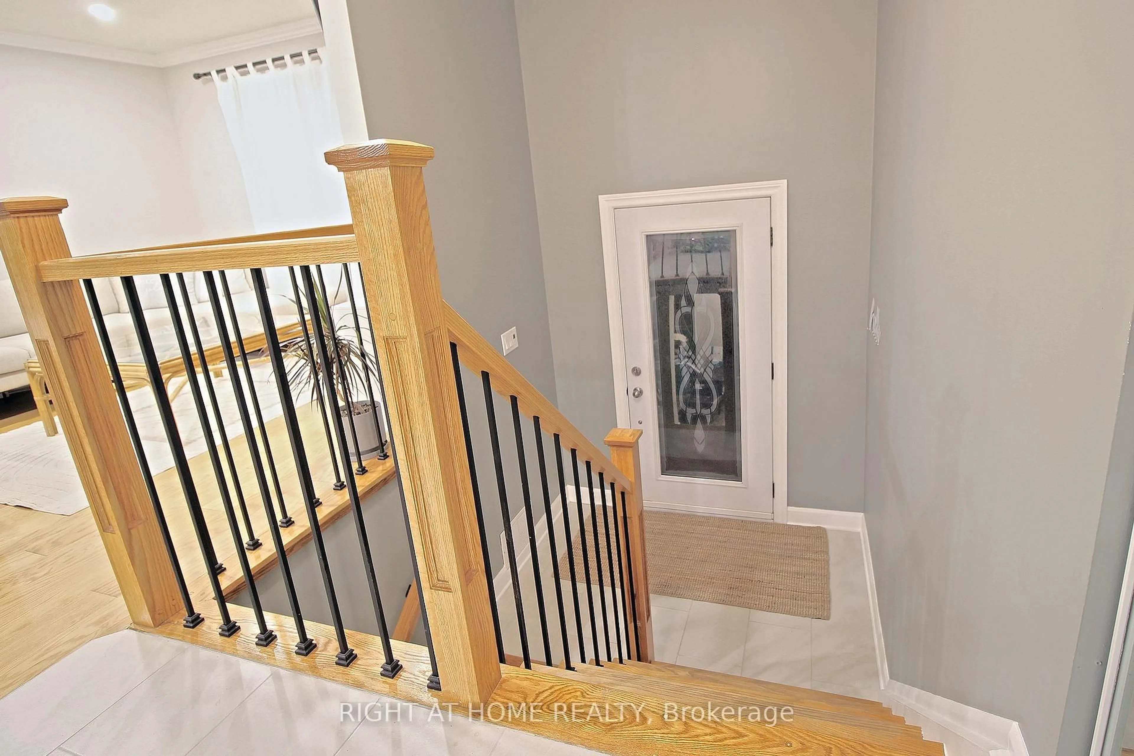 Stairs for 2903 Quetta Mews, Mississauga Ontario L5N 1Z6