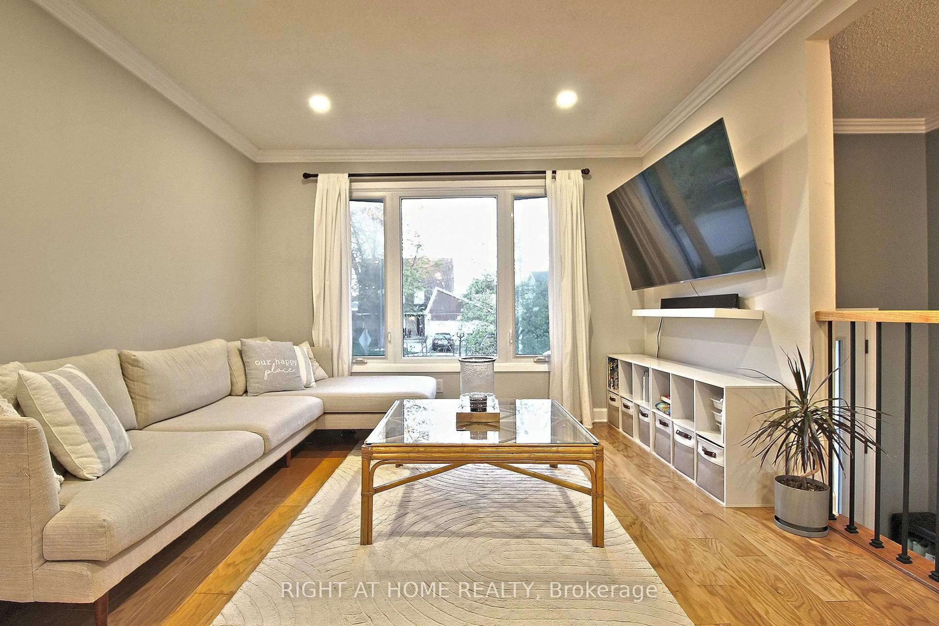 Living room with furniture, wood/laminate floor for 2903 Quetta Mews, Mississauga Ontario L5N 1Z6
