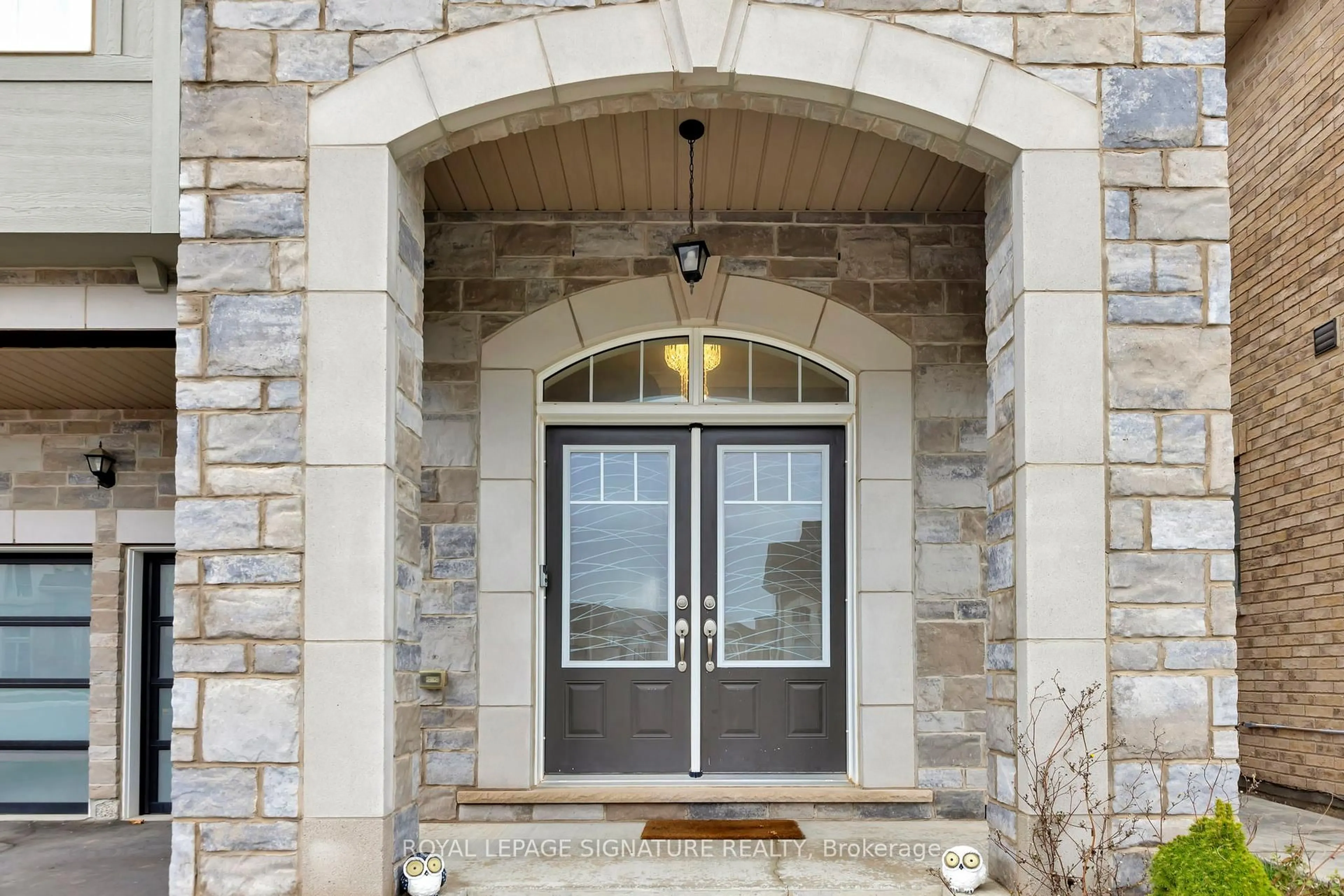 Indoor entryway for 3921 Thomas Alton Blvd, Burlington Ontario L7M 1A2