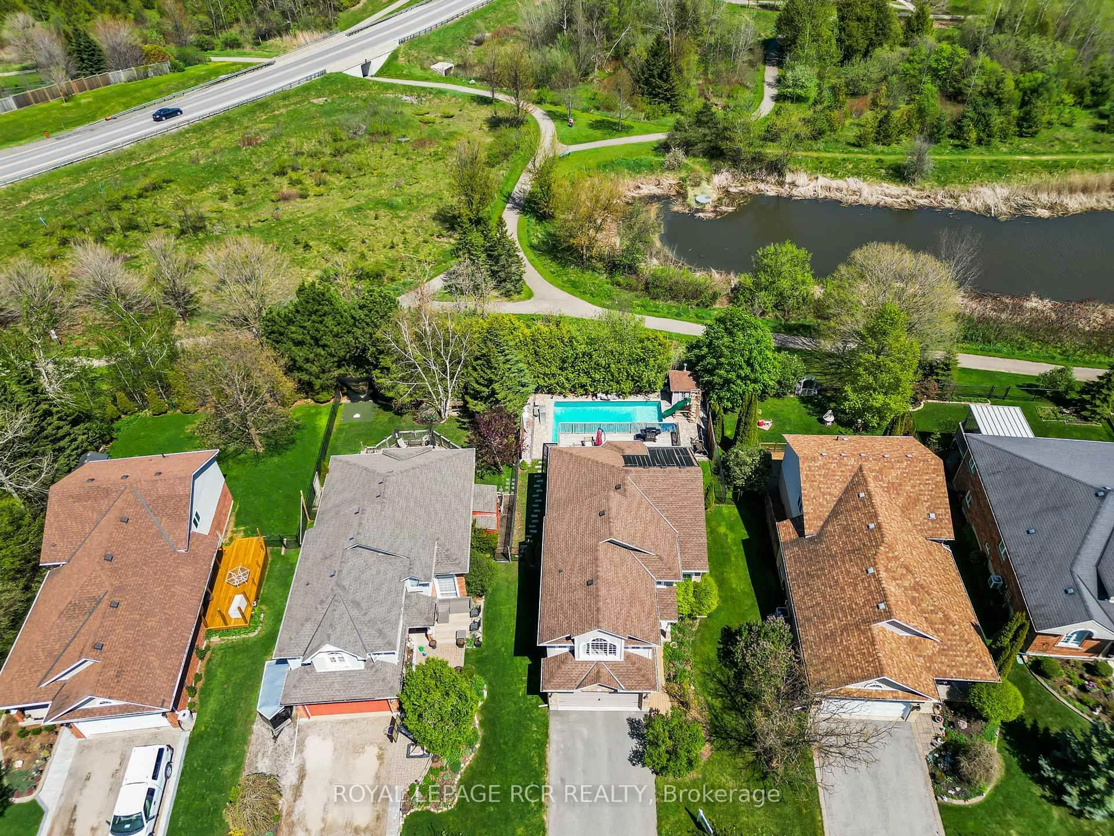A pic from outside/outdoor area/front of a property/back of a property/a pic from drone, unknown for 71 Hunter Rd, Orangeville Ontario L9W 5C5