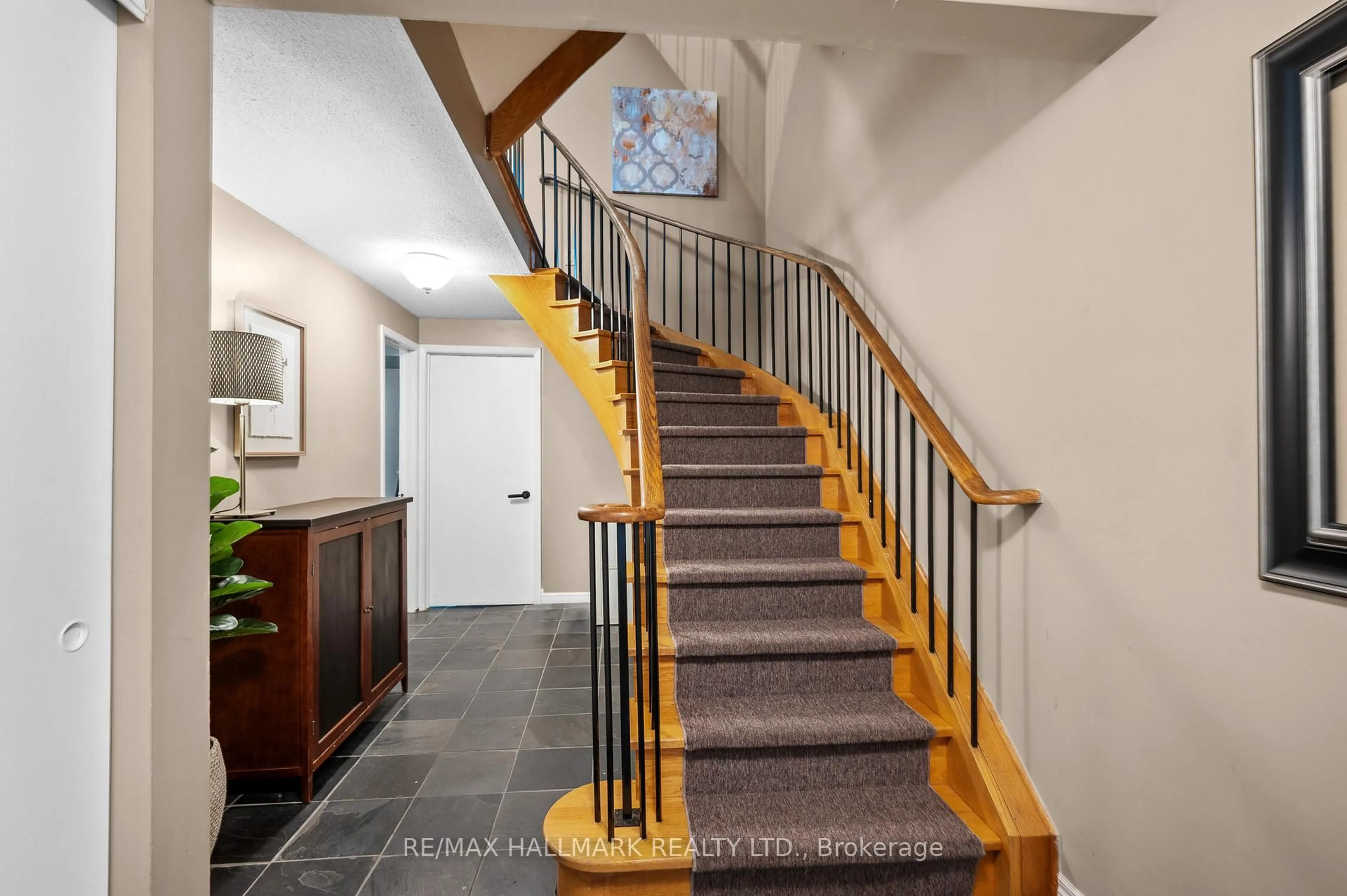 Indoor foyer for 6679 Shelter Bay Rd #13, Mississauga Ontario L5N 2A2