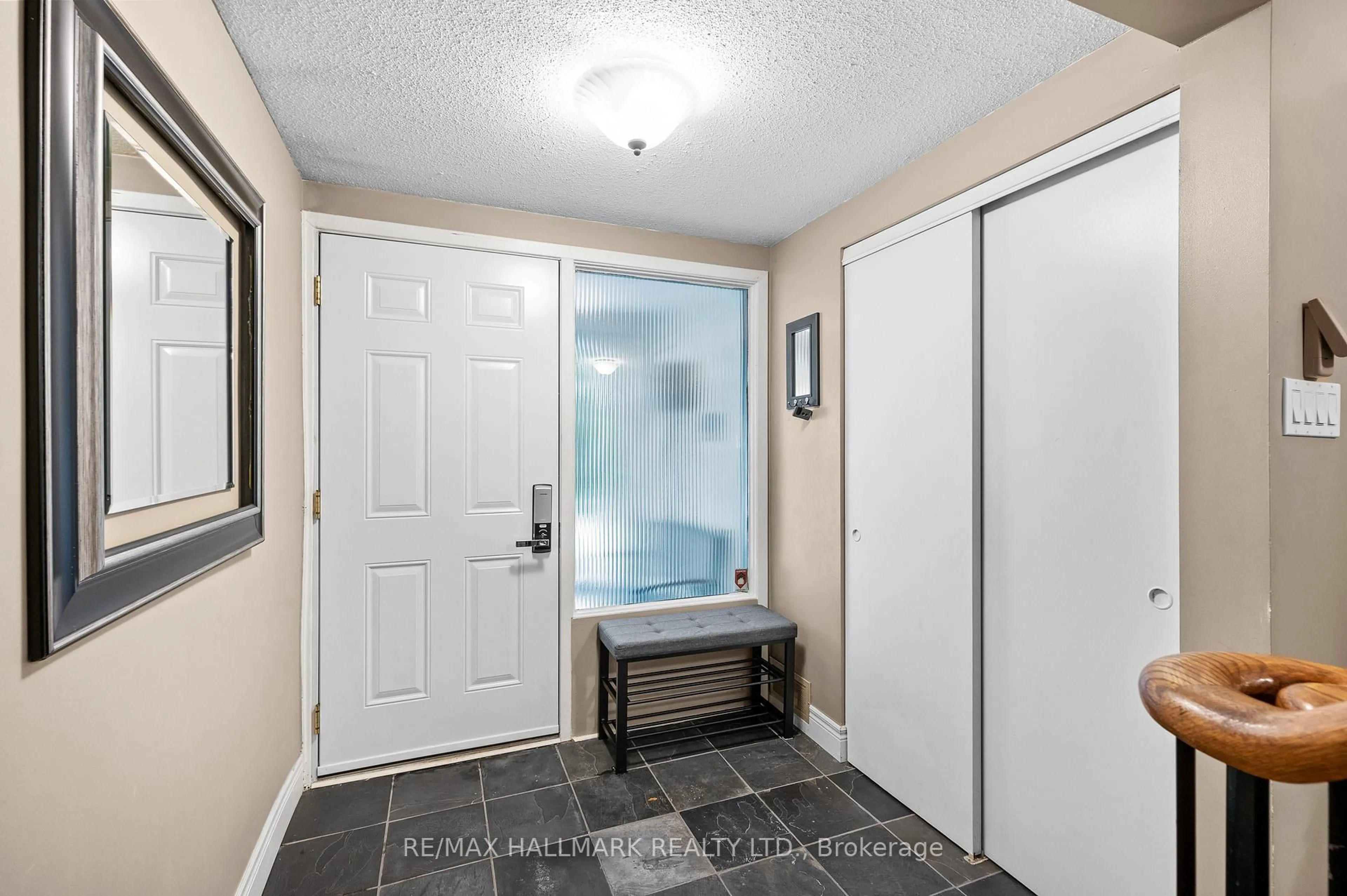 Indoor entryway for 6679 Shelter Bay Rd #13, Mississauga Ontario L5N 2A2
