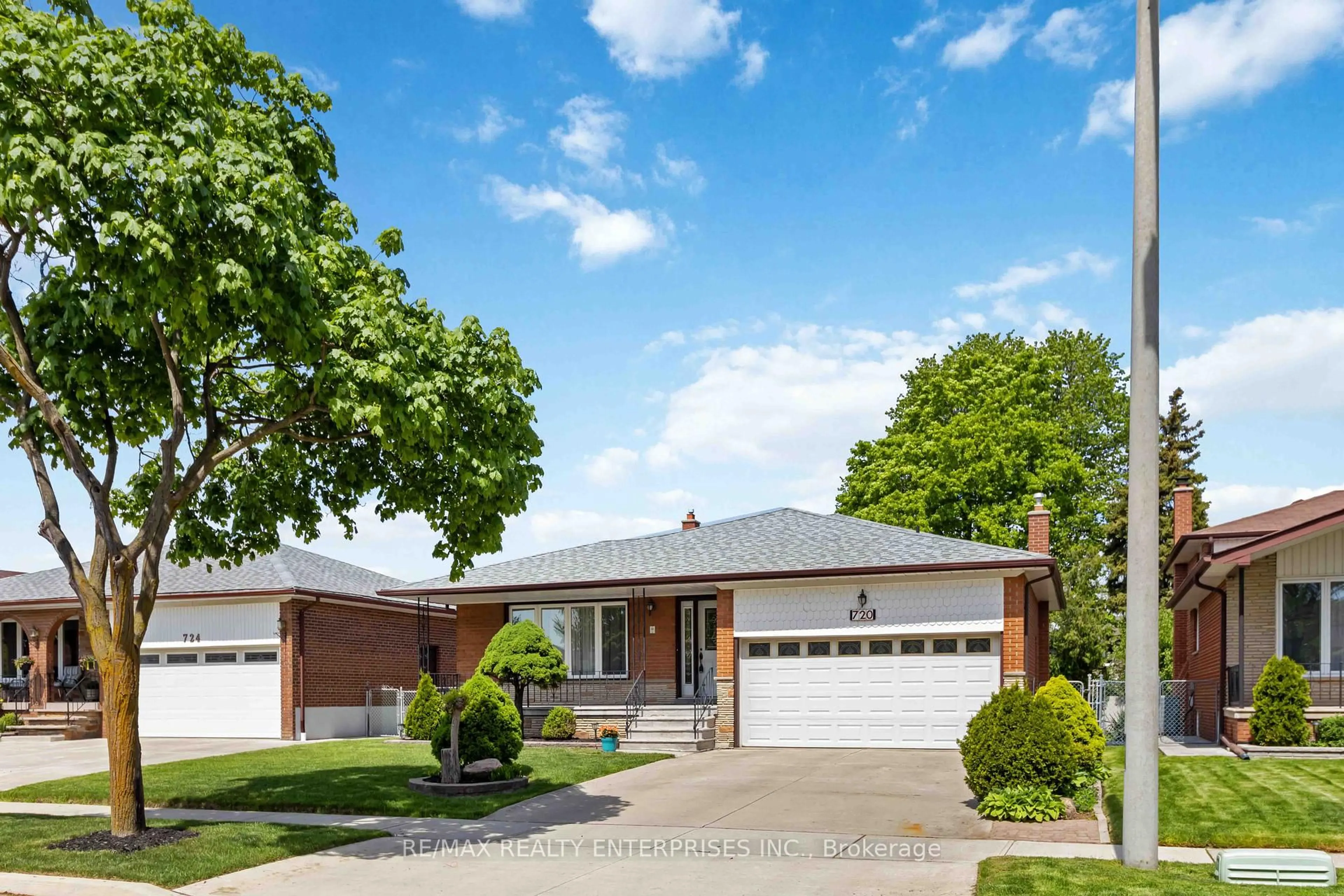 Home with brick exterior material, street for 720 Eversley Dr, Mississauga Ontario L5A 2C9