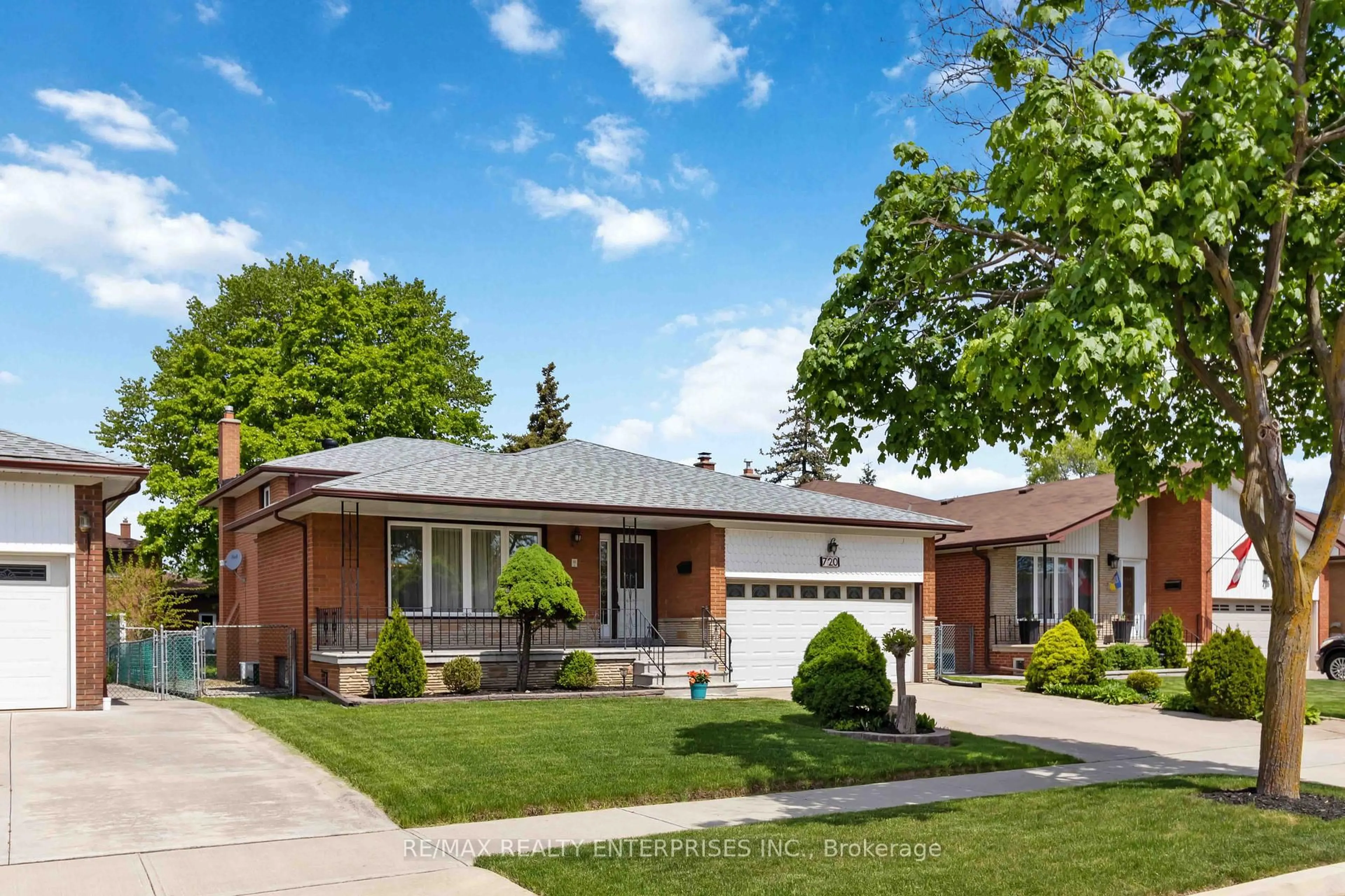 Home with brick exterior material, street for 720 Eversley Dr, Mississauga Ontario L5A 2C9