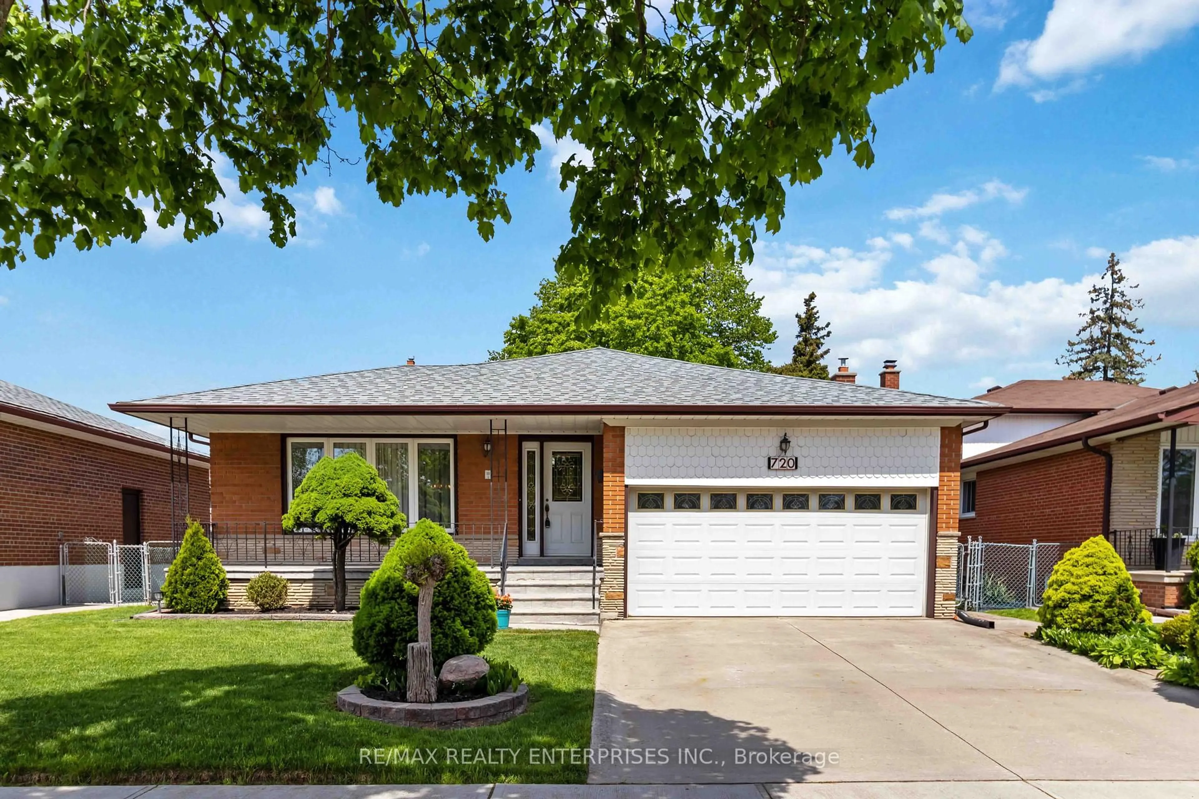 Home with brick exterior material, street for 720 Eversley Dr, Mississauga Ontario L5A 2C9