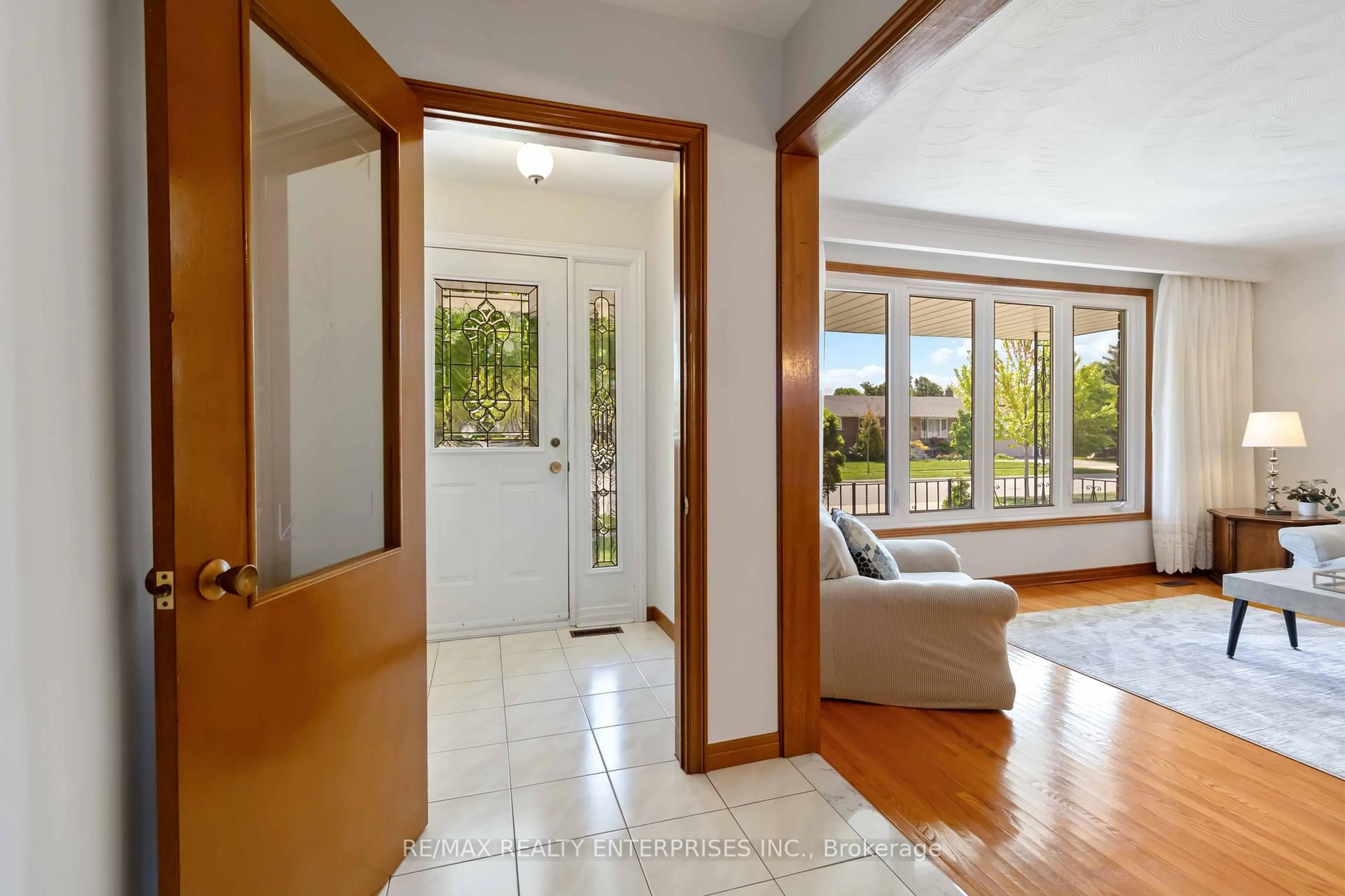 Indoor entryway for 720 Eversley Dr, Mississauga Ontario L5A 2C9