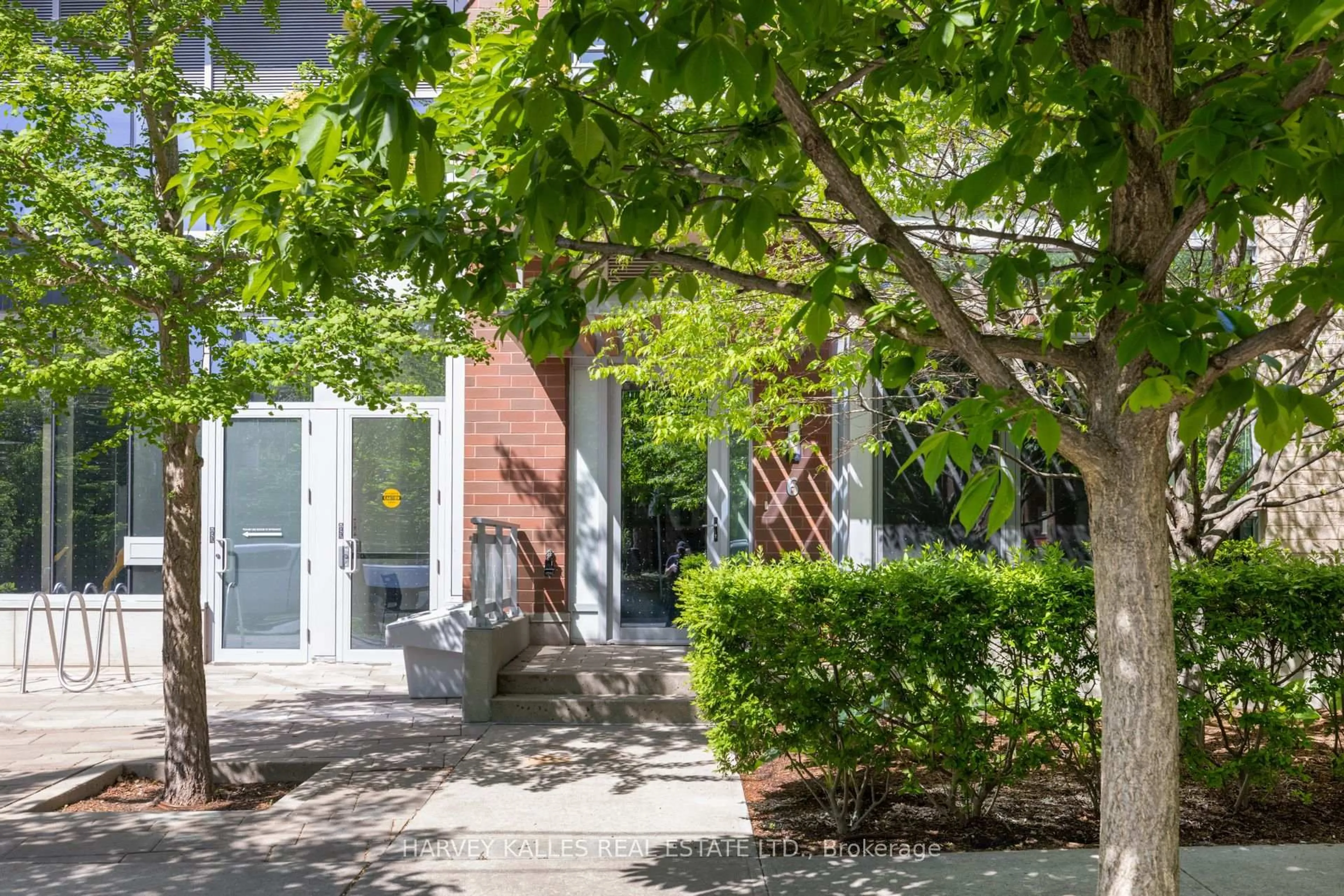 Patio, street for 1830 Bloor St #TH 105, Toronto Ontario M6P 0A2