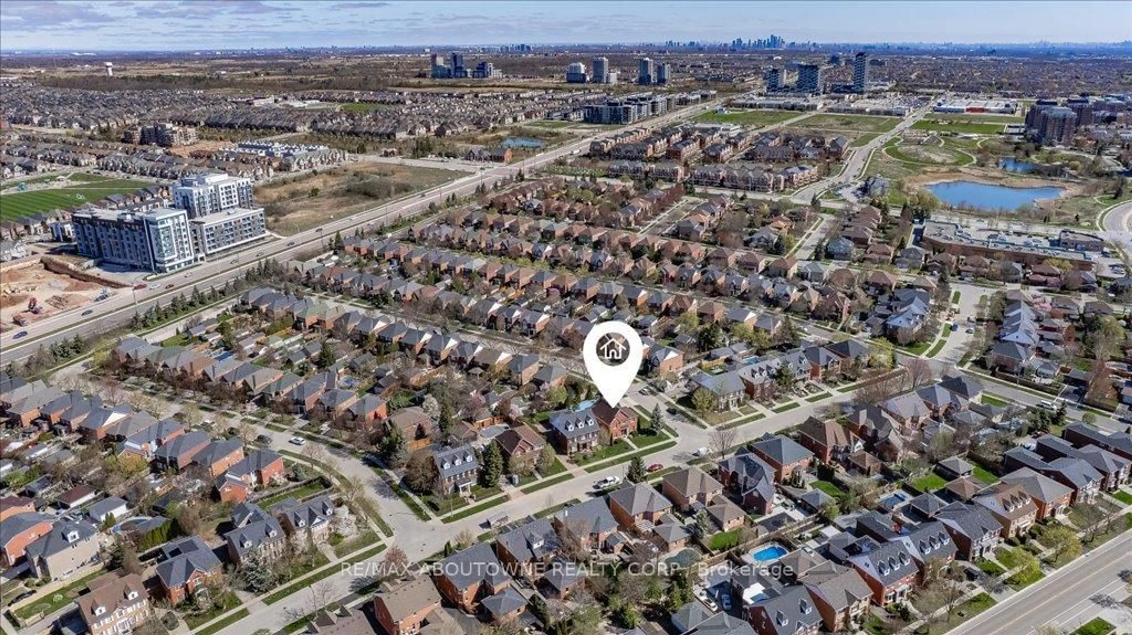 A pic from outside/outdoor area/front of a property/back of a property/a pic from drone, street for 101 Westchester Rd, Oakville Ontario L6H 6H8