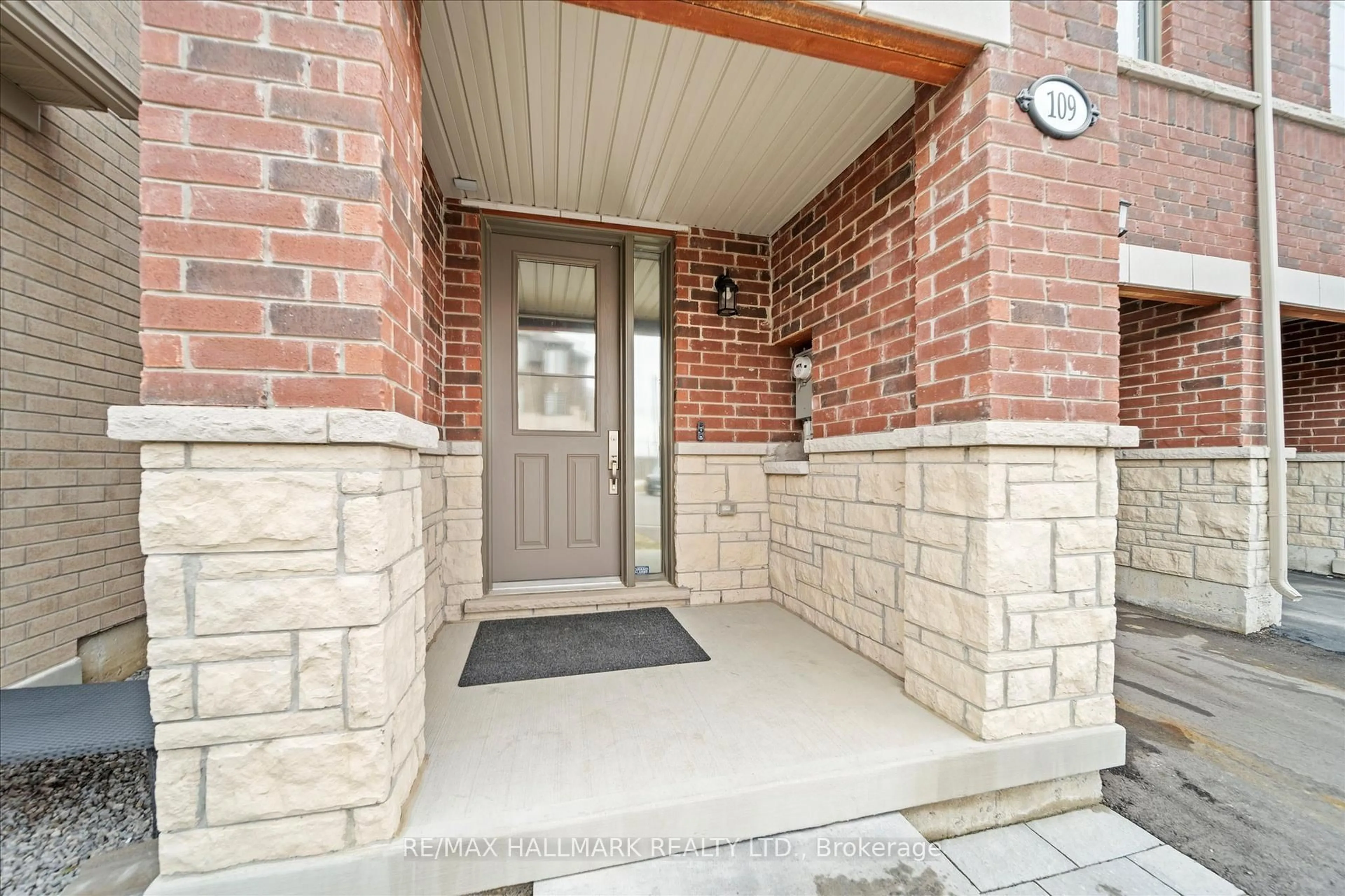 Indoor entryway for 109 Halliford Pl, Brampton Ontario L6P 4N6