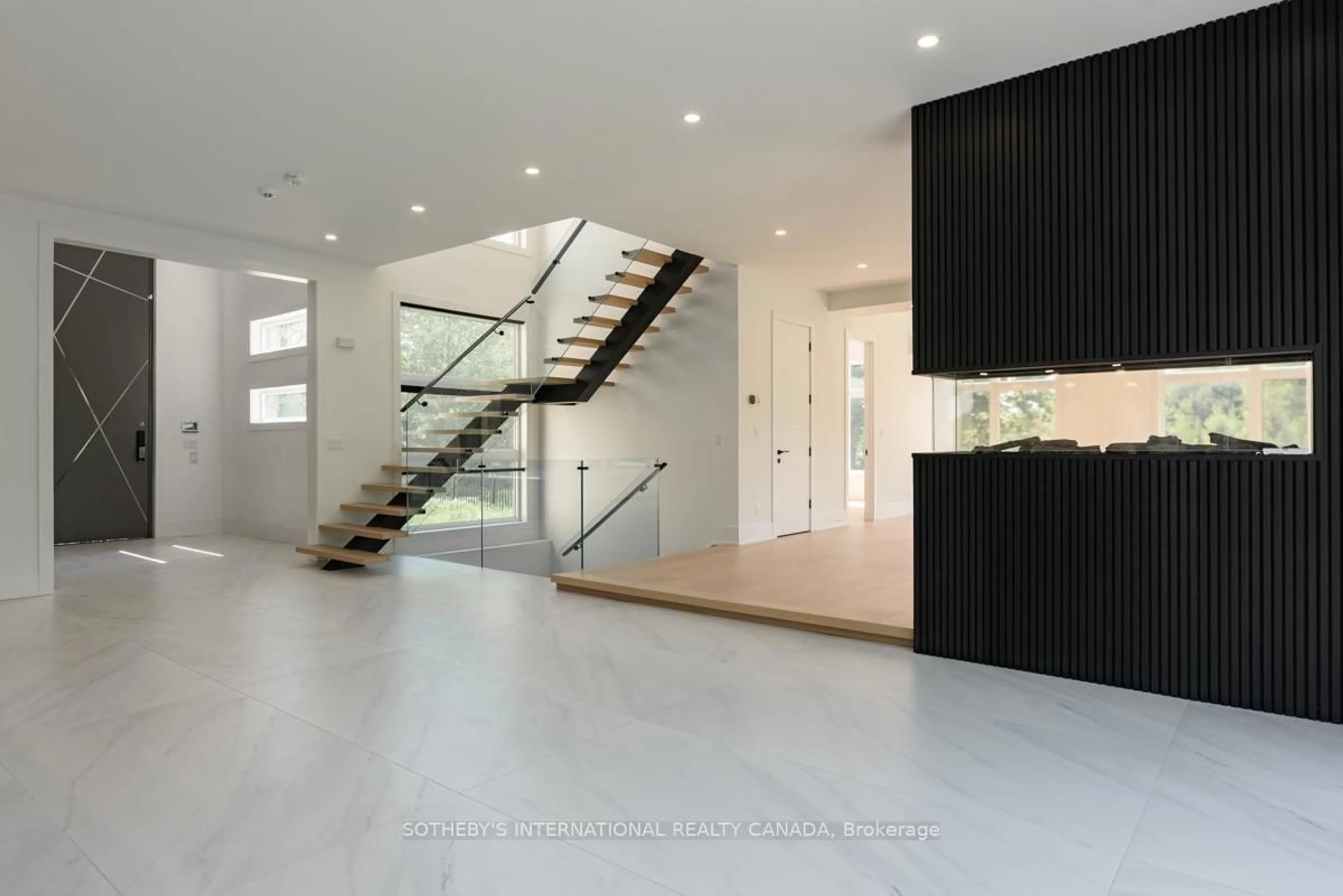 Indoor foyer for 15206 Bramalea Rd, Caledon Ontario L7C 2P8