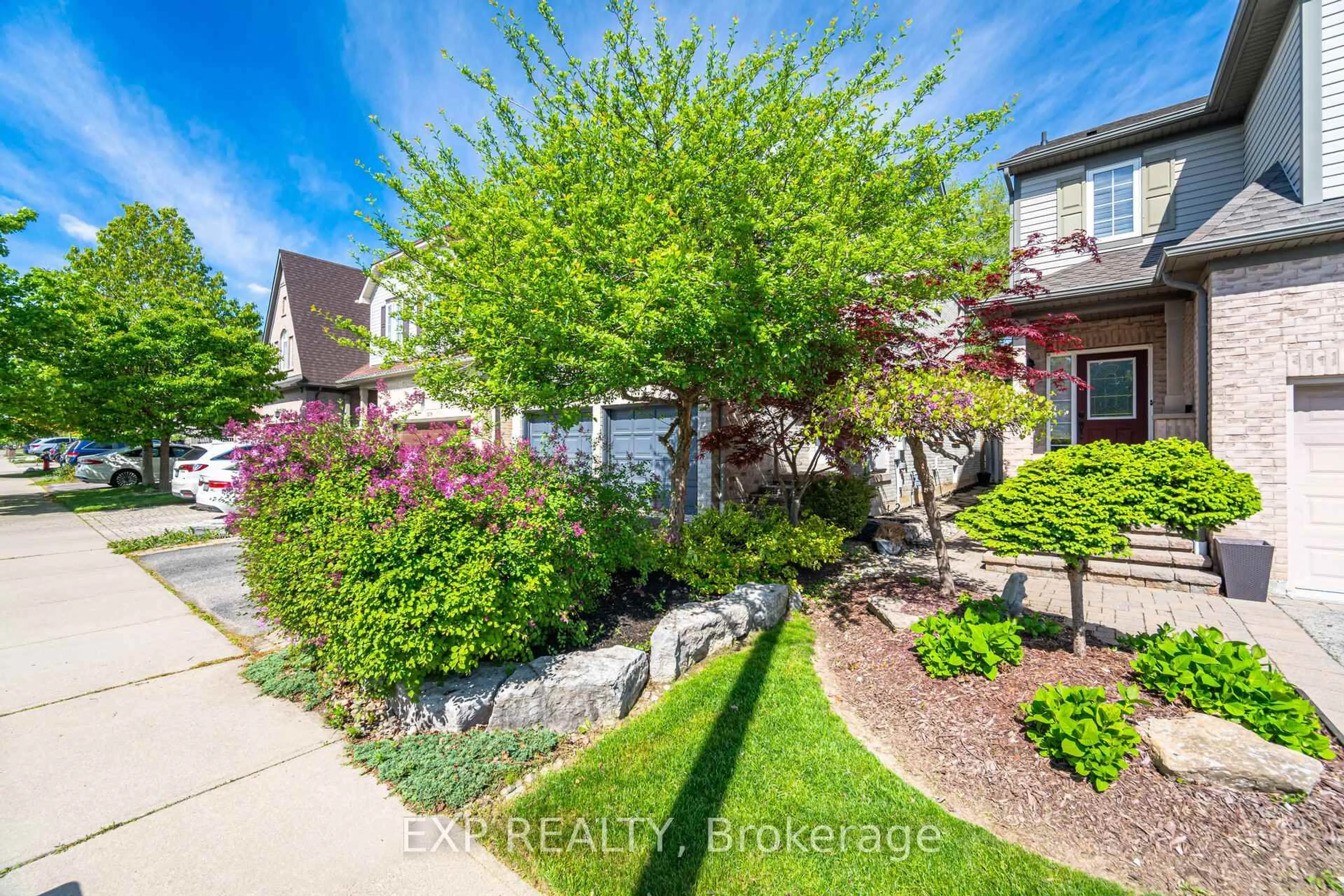 A pic from outside/outdoor area/front of a property/back of a property/a pic from drone, street for 3175 Malham Gate, Mississauga Ontario L5M 6K8