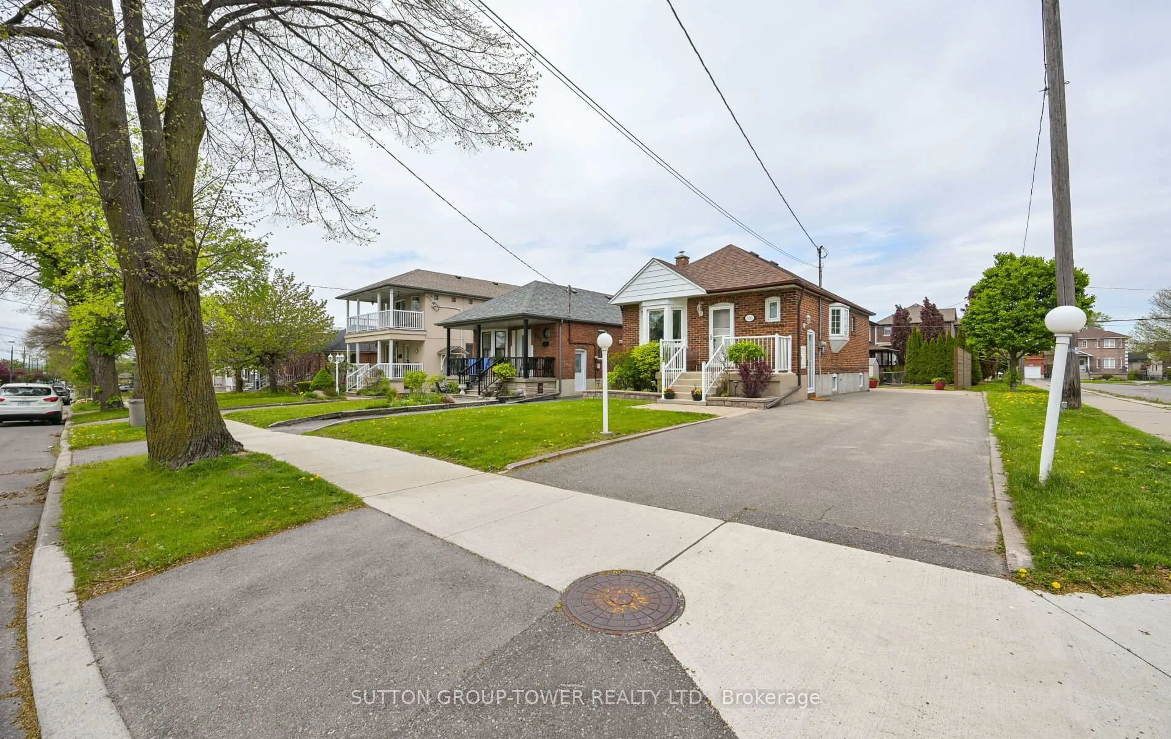 A pic from outside/outdoor area/front of a property/back of a property/a pic from drone, street for 550 Glen Park Ave, Toronto Ontario M6B 2G5