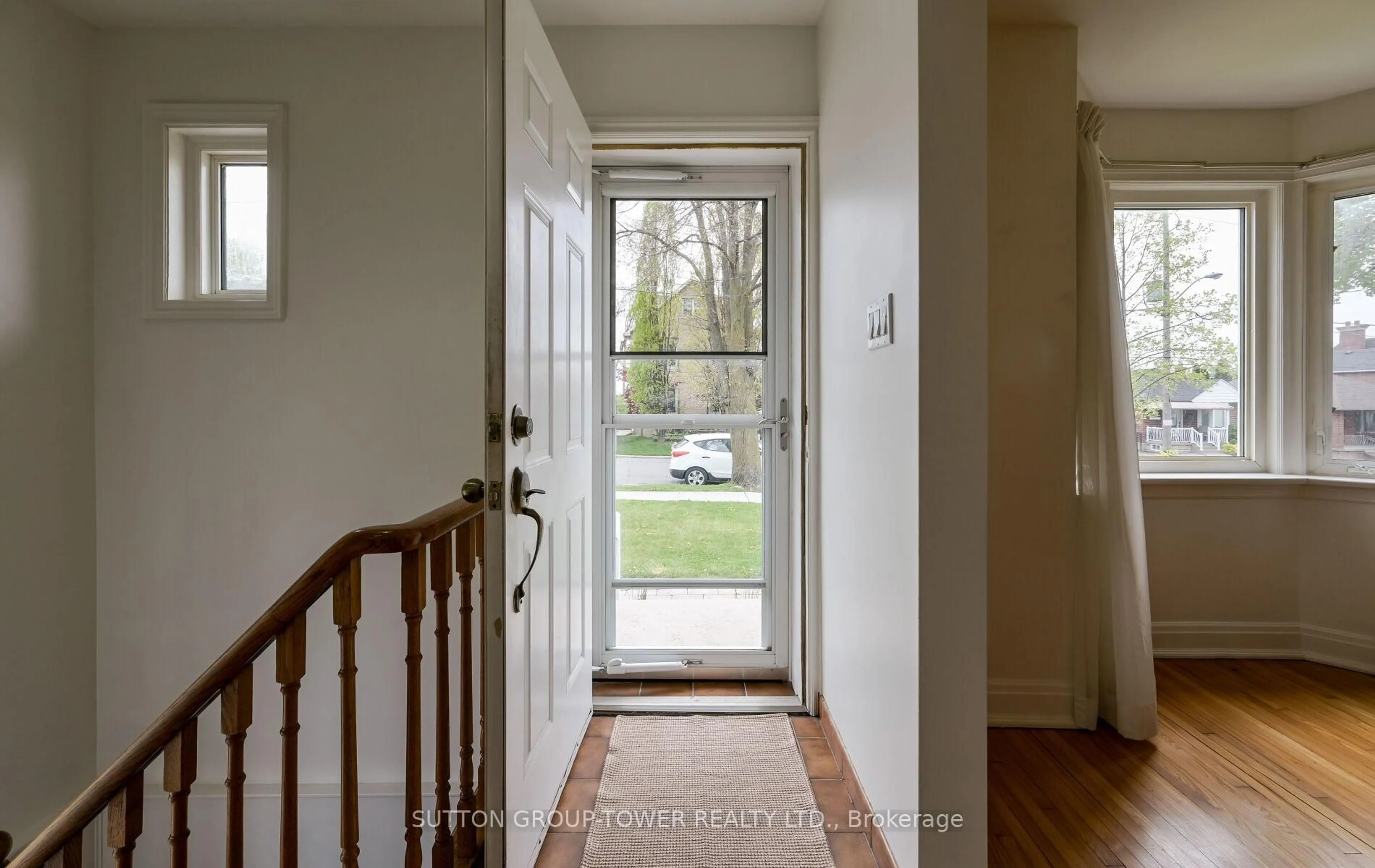 Indoor entryway for 550 Glen Park Ave, Toronto Ontario M6B 2G5