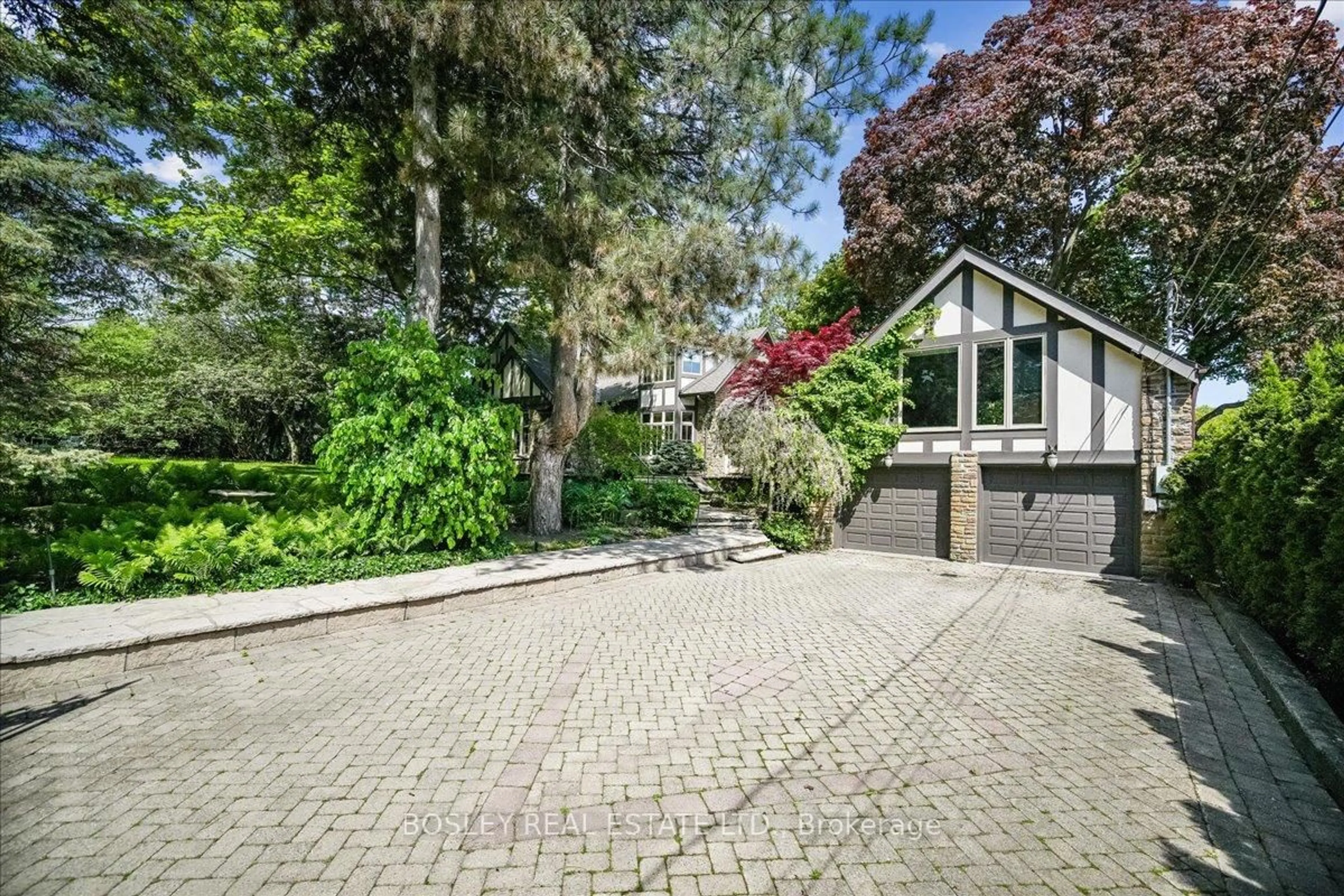 A pic from outside/outdoor area/front of a property/back of a property/a pic from drone, street for 76 Old Mill Rd, Toronto Ontario M8X 1G8