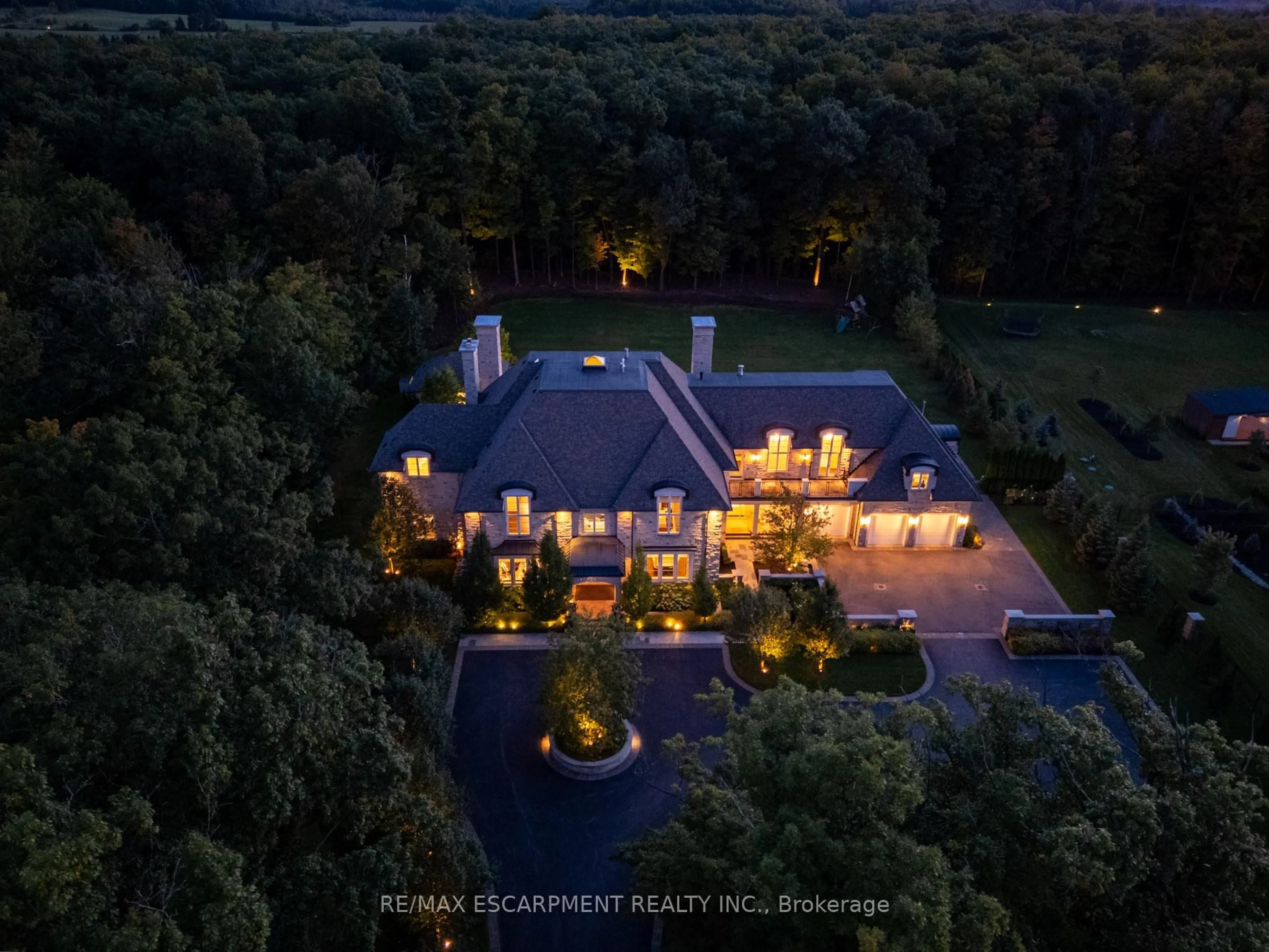 A pic from outside/outdoor area/front of a property/back of a property/a pic from drone, unknown for 4472 ESCARPMENT Dr, Burlington Ontario L7M 0T8