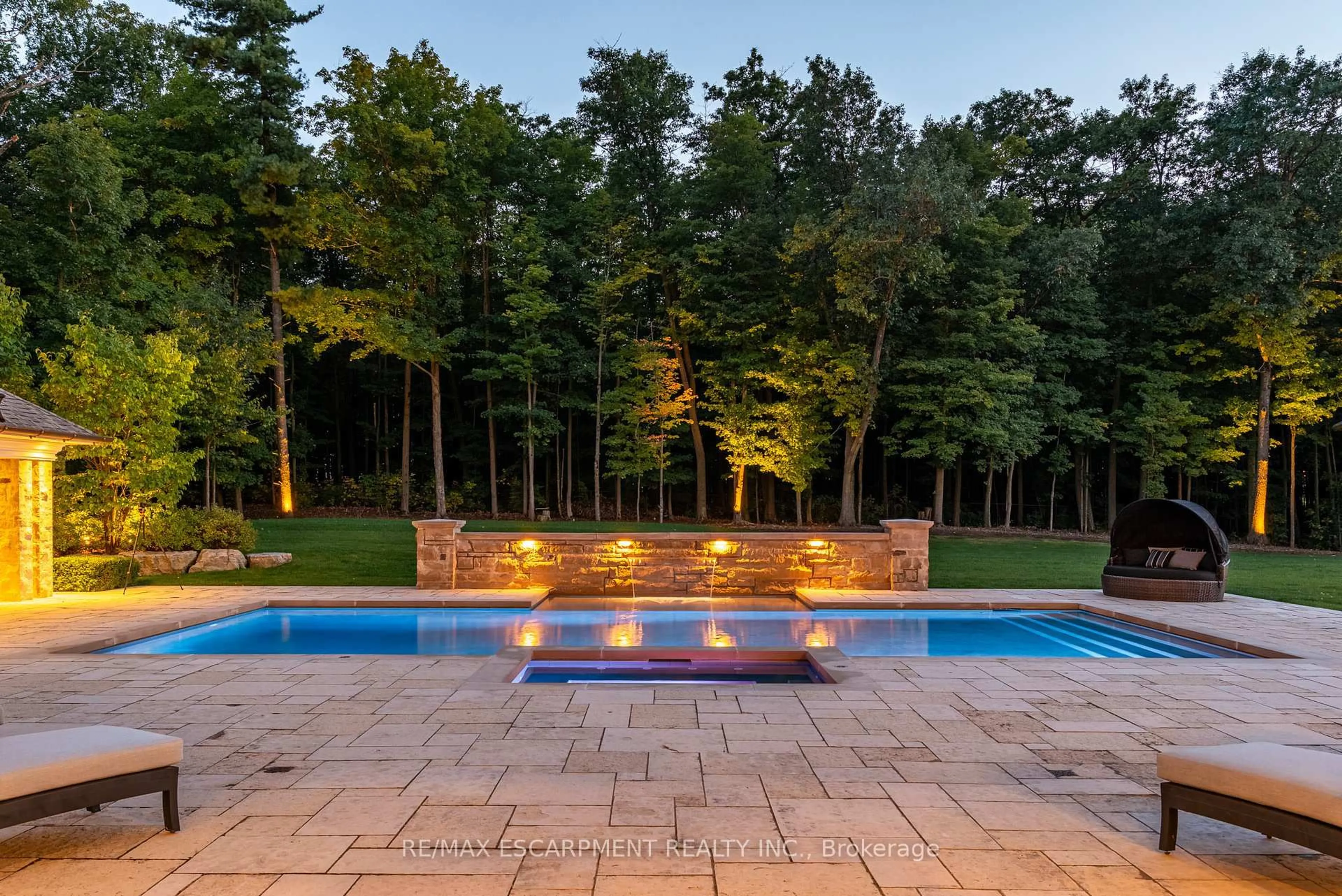 Patio, unknown for 4472 ESCARPMENT Dr, Burlington Ontario L7M 0T8