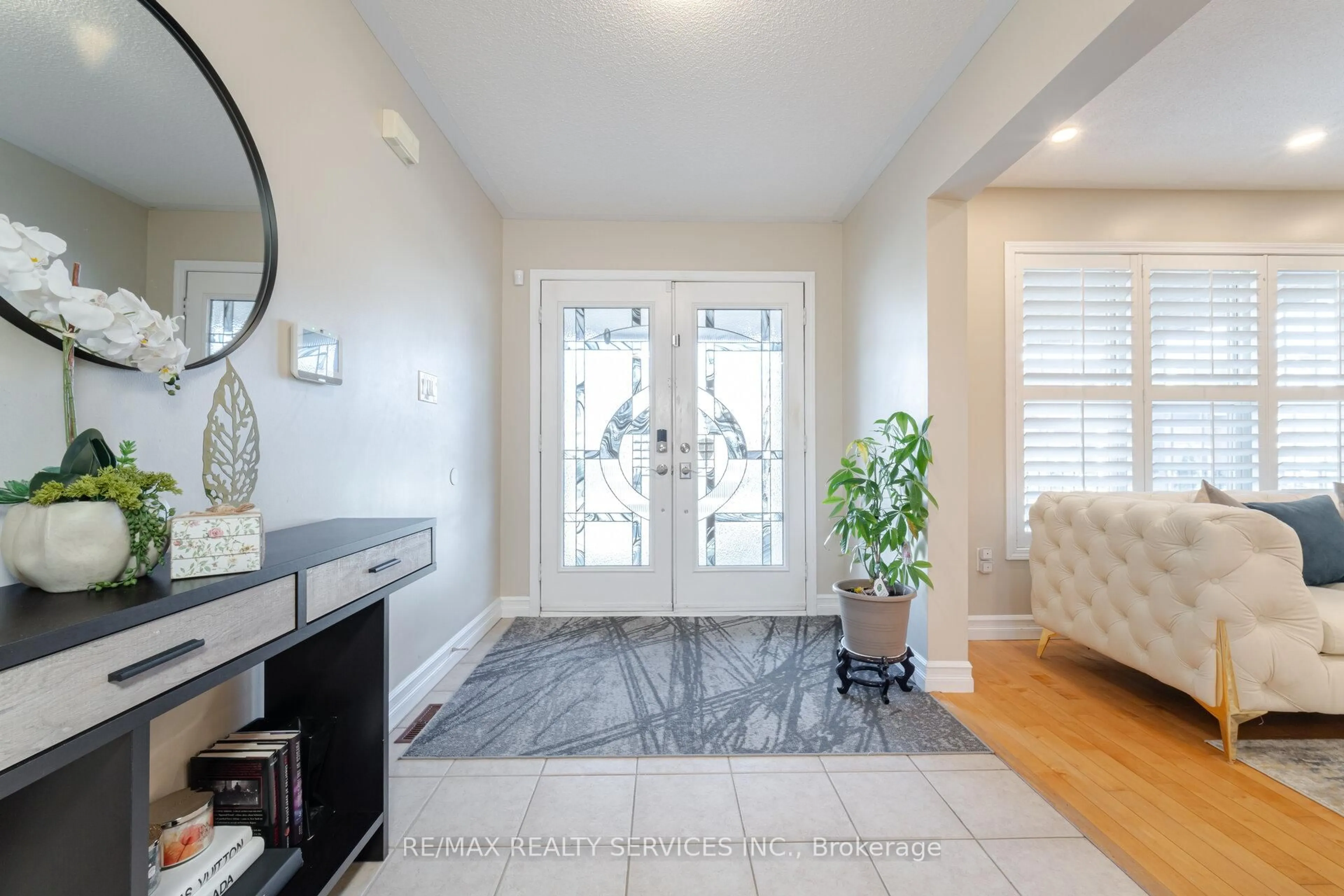 Indoor entryway for 12 Lilypad Rd, Brampton Ontario L7A 2T6