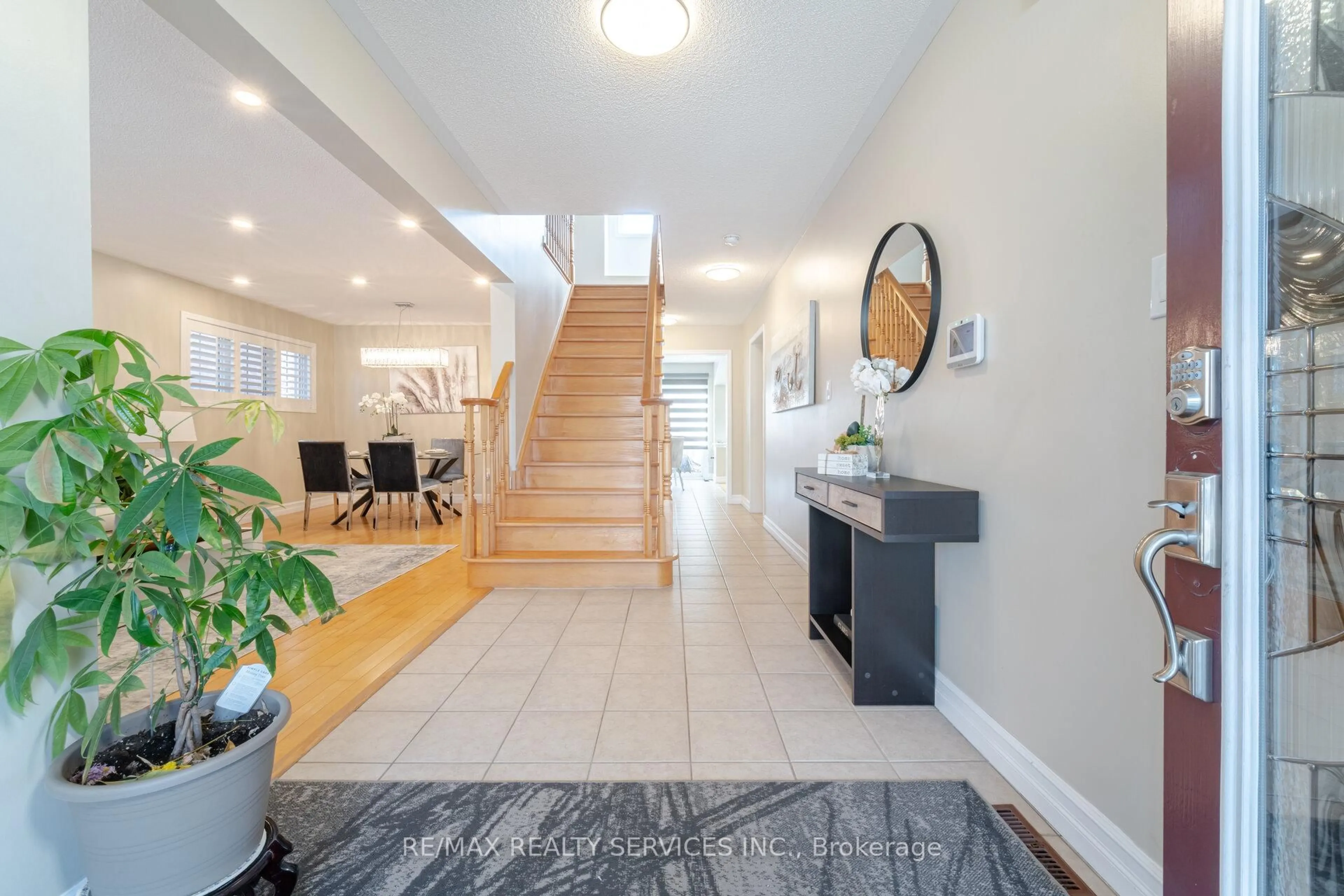 Indoor entryway for 12 Lilypad Rd, Brampton Ontario L7A 2T6