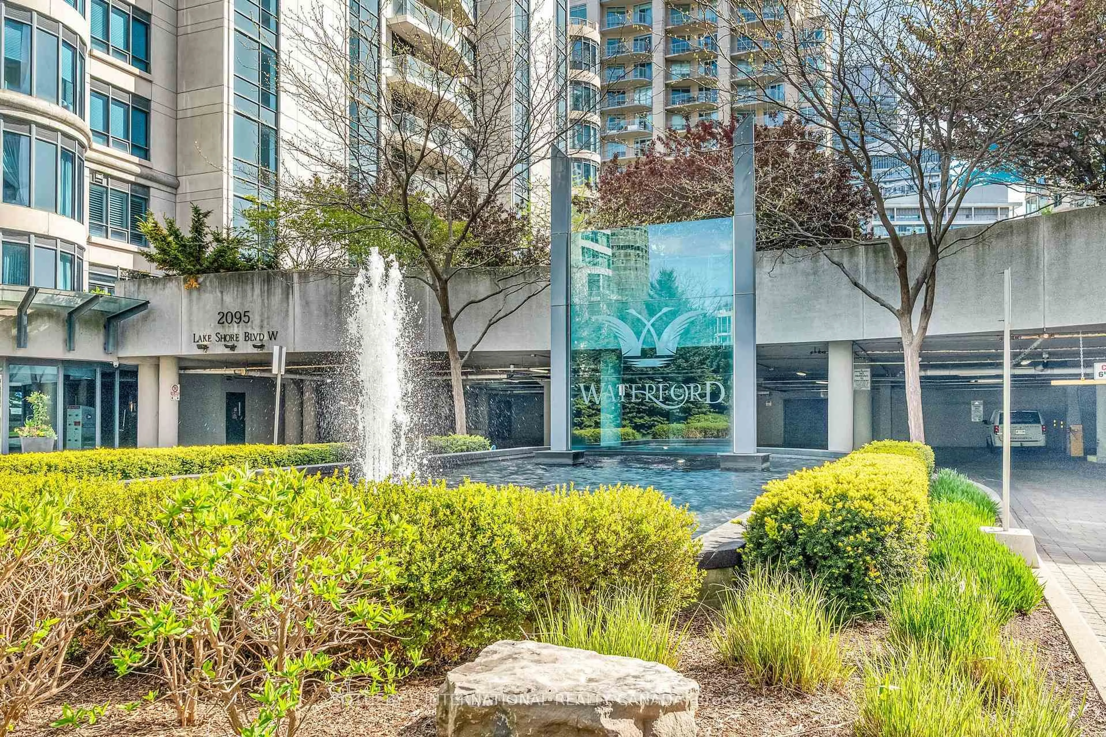Indoor foyer for 2095 Lake Shore Blvd #818, Toronto Ontario M8V 4G4