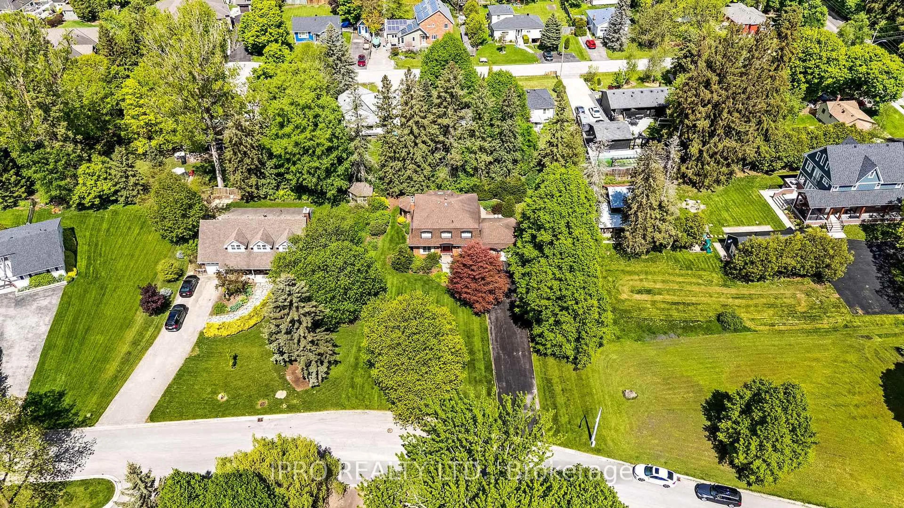 A pic from outside/outdoor area/front of a property/back of a property/a pic from drone, street for 6 Mullen Pl, Halton Hills Ontario L7G 2R9