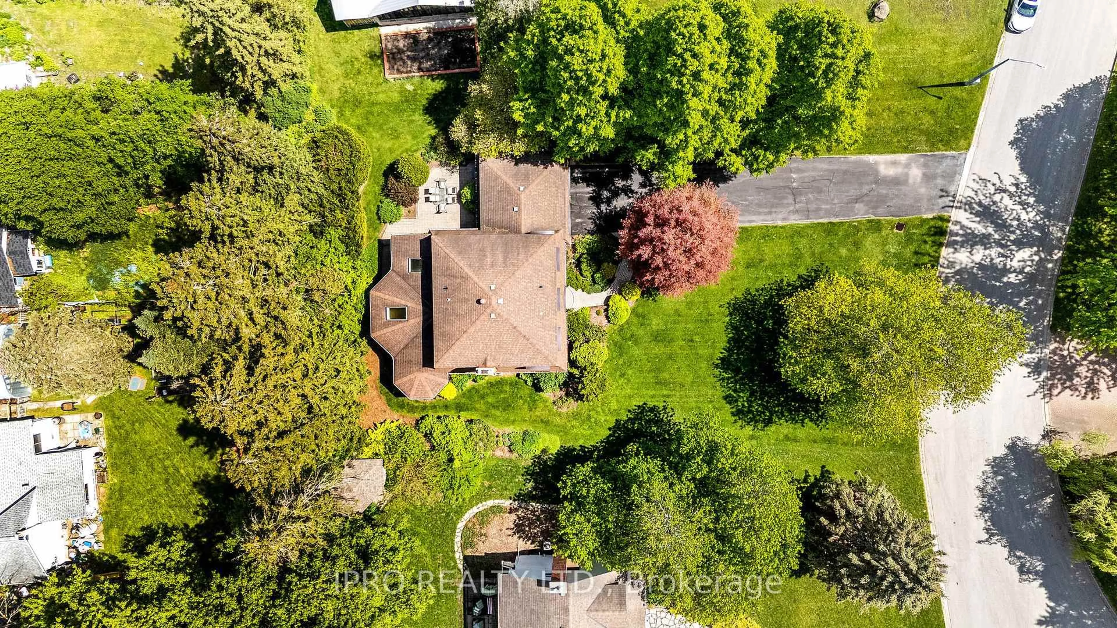 A pic from outside/outdoor area/front of a property/back of a property/a pic from drone, street for 6 Mullen Pl, Halton Hills Ontario L7G 2R9
