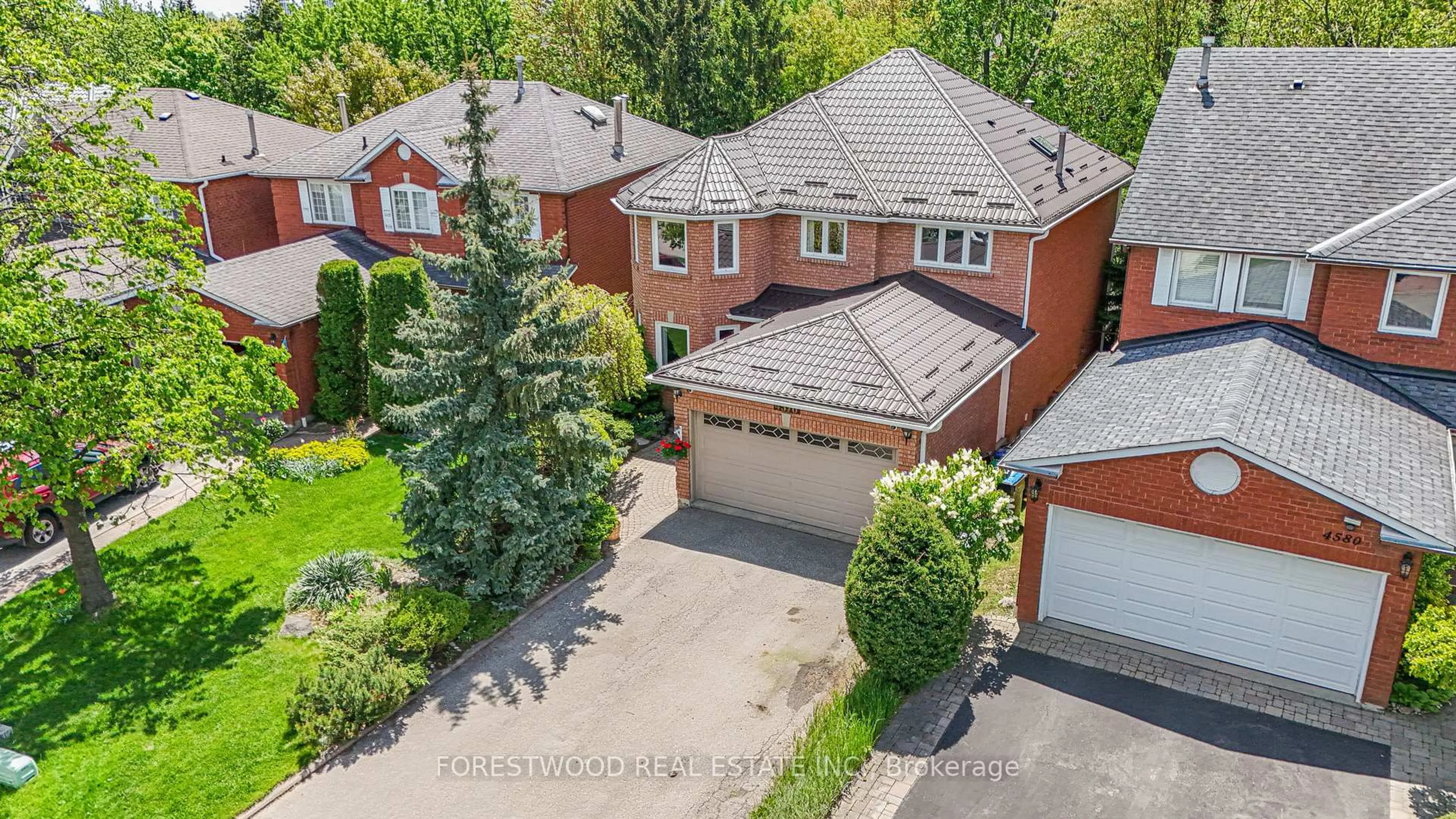 A pic from outside/outdoor area/front of a property/back of a property/a pic from drone, street for 4576 Tribal Crt, Mississauga Ontario L4Z 2R9