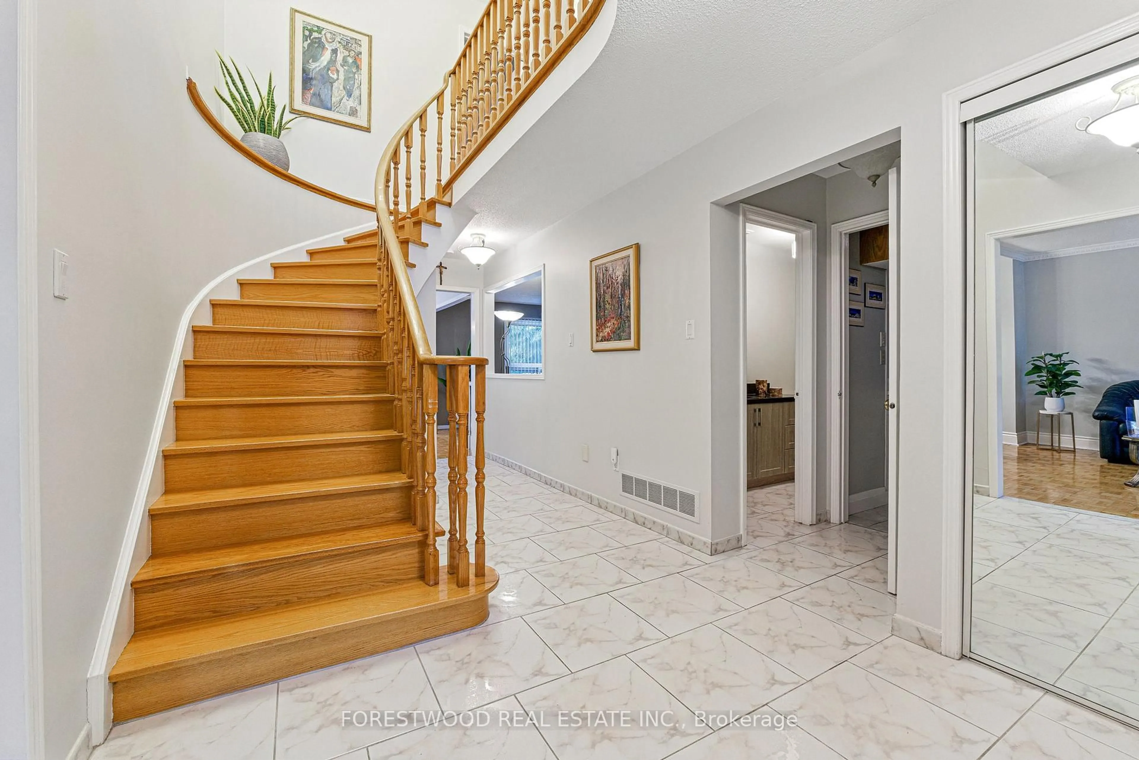 Indoor foyer for 4576 Tribal Crt, Mississauga Ontario L4Z 2R9