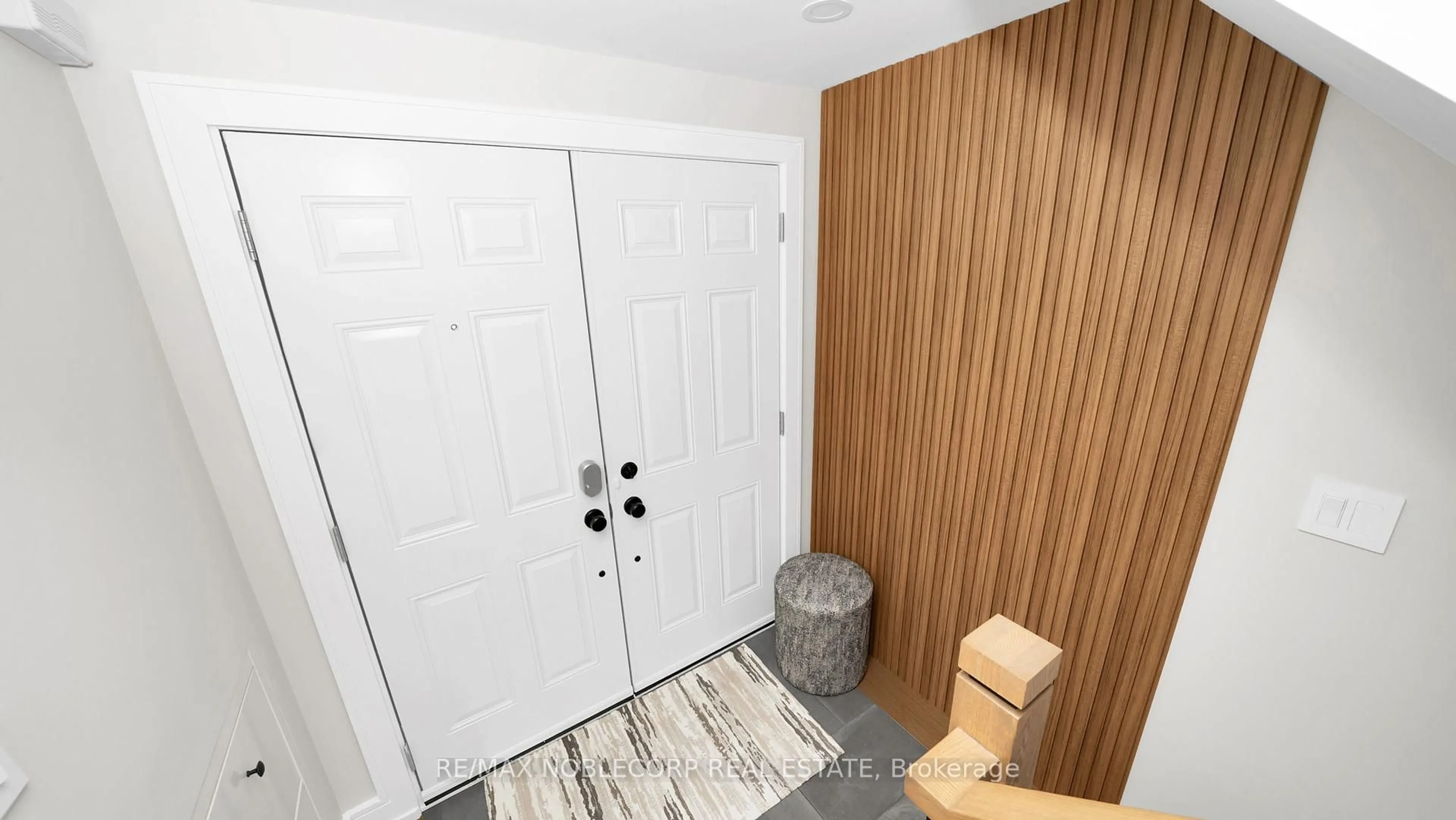 Indoor entryway for 199 Ellwood Dr, Caledon Ontario L7E 4W6
